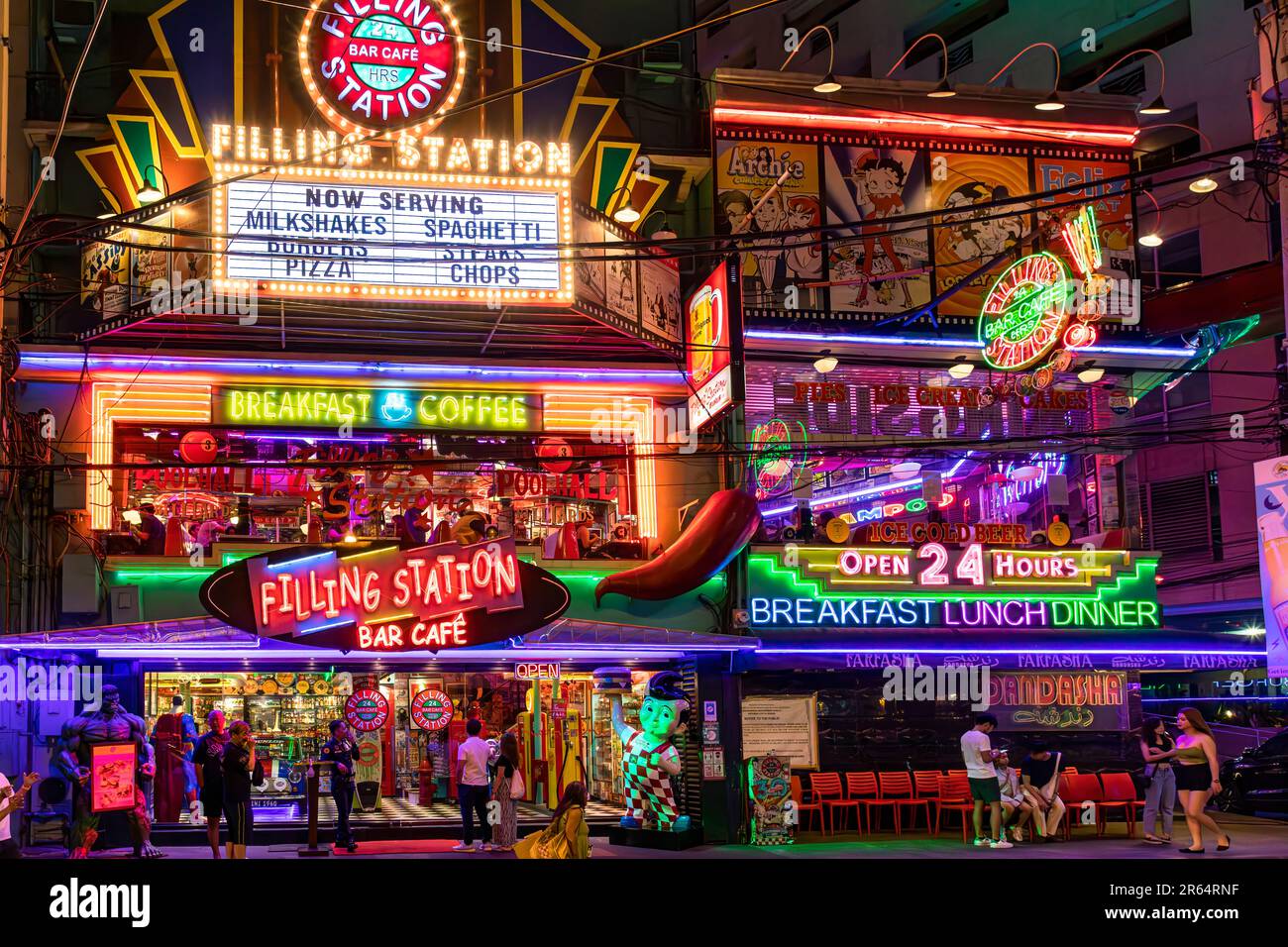 Tankstelle, Fifties American Diner, P. Burgos Street, Makati, Manila, Philippinen Stockfoto