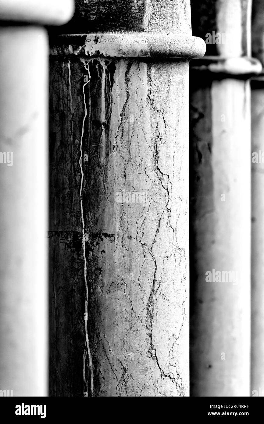 Schwarzweißfoto von einigen alten toskanischen Säulen Stockfoto