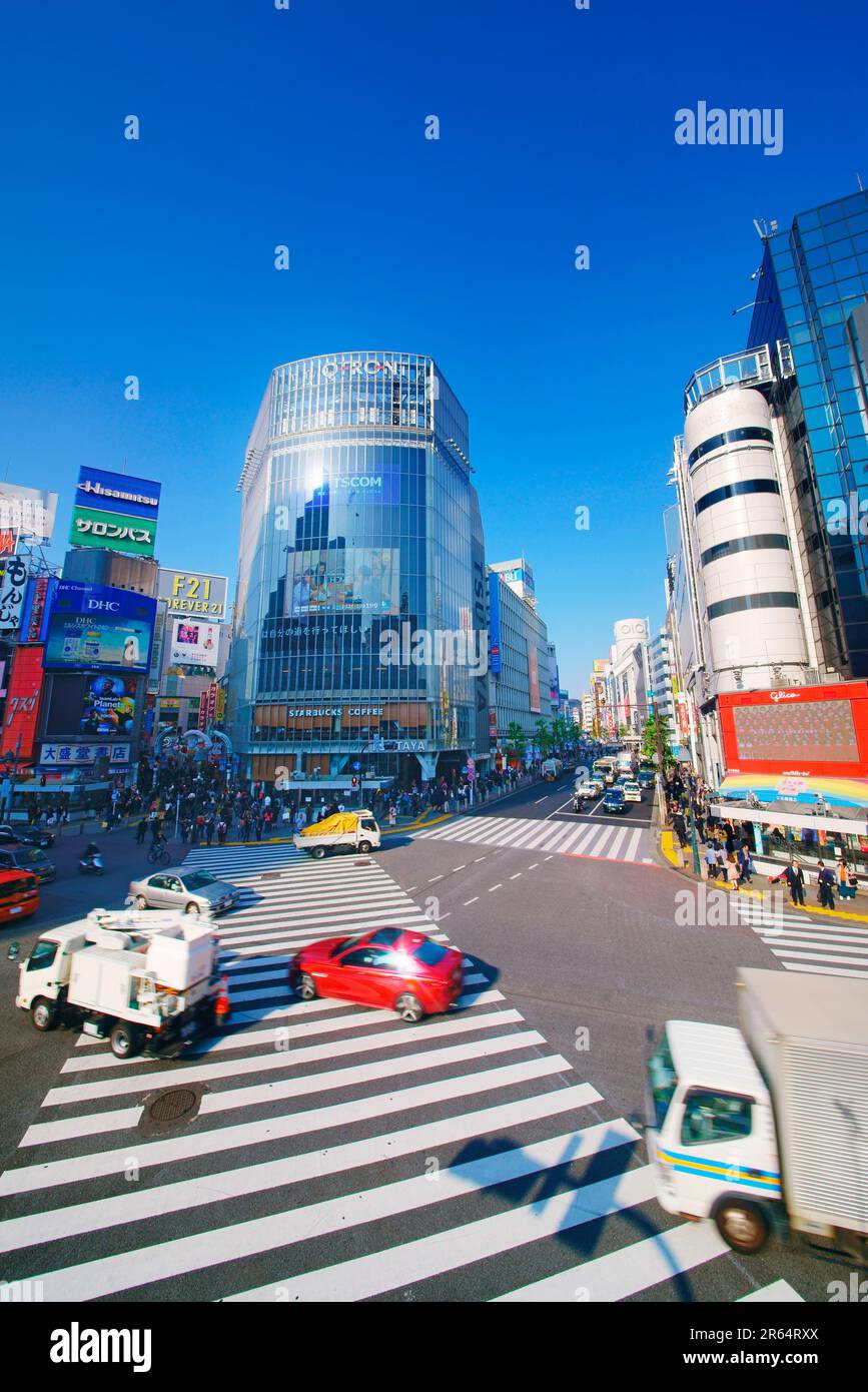 Shibuya Ekimae Scramble Crossing und Automobile Stockfoto