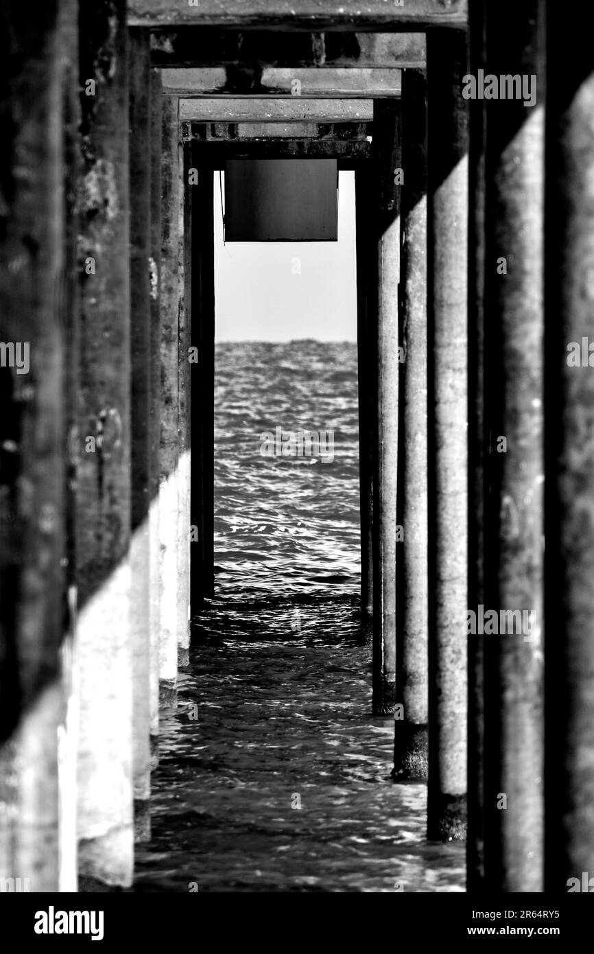 Schwarzweißfoto der Pontile Sirena von unten, Francavilla al Mare, Italien Stockfoto