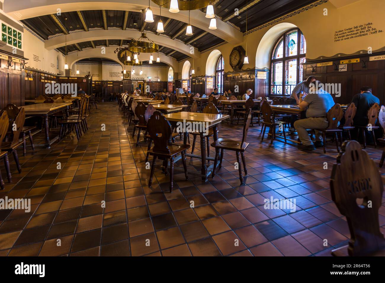 Stockhammer Hall der Augustiner Brauerei, gegründet 1621. Die Bierstube ist eine Institution für die Menschen in Salzburg, Österreich. Ein Stammestisch besteht aus mindestens 8 Personen, die sich einmal im Monat treffen Stockfoto