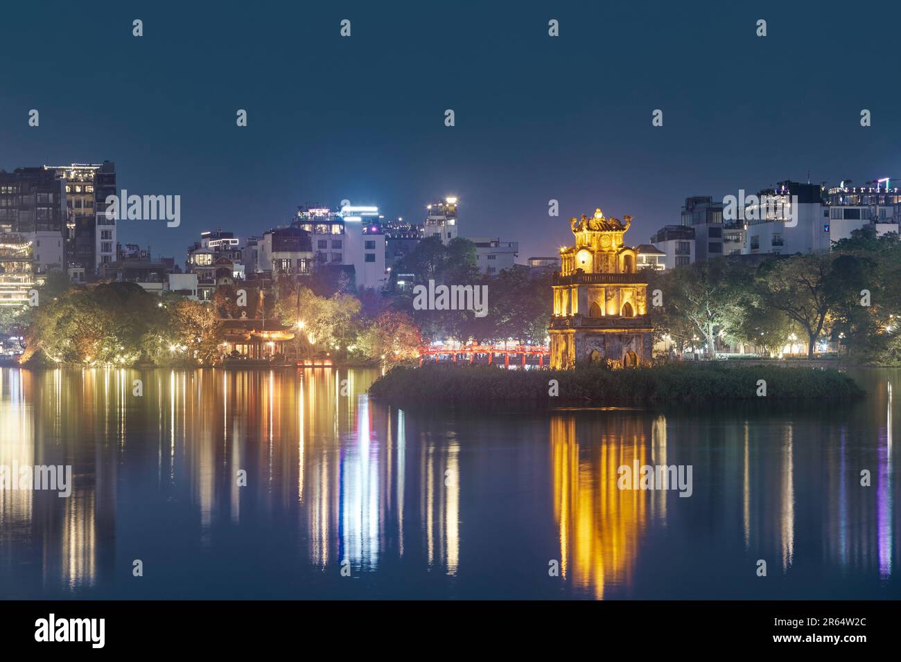 Altstadt in Hanoi bei Nacht. Turtle Tower in der Mitte des Hoan Kiem Sees, Vietnam. Stockfoto