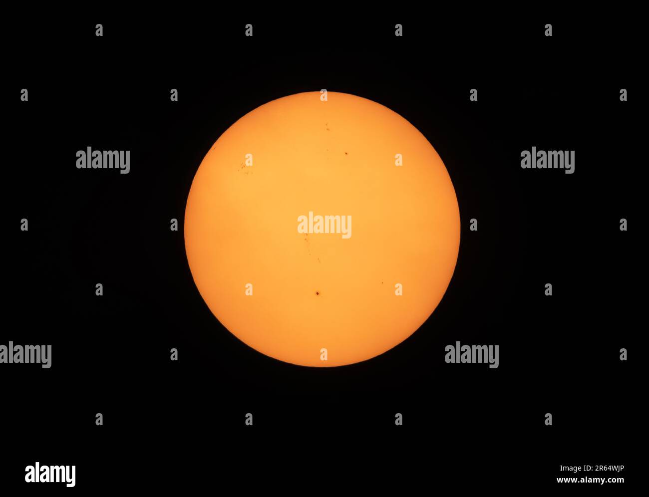 Die Abendsonne übernahm Ottawa, Kanada 6. Juni 2023 mit Sonnenflecken aufgrund von Waldbränden aus Ontario und Quebec, Kanada Stockfoto