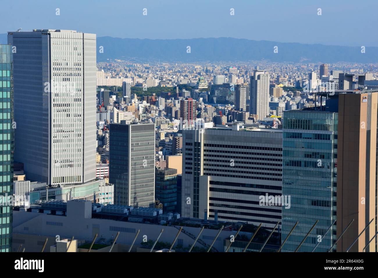 Stadtbild aus dem hängenden Garten des Umeda Sky Building Stockfoto