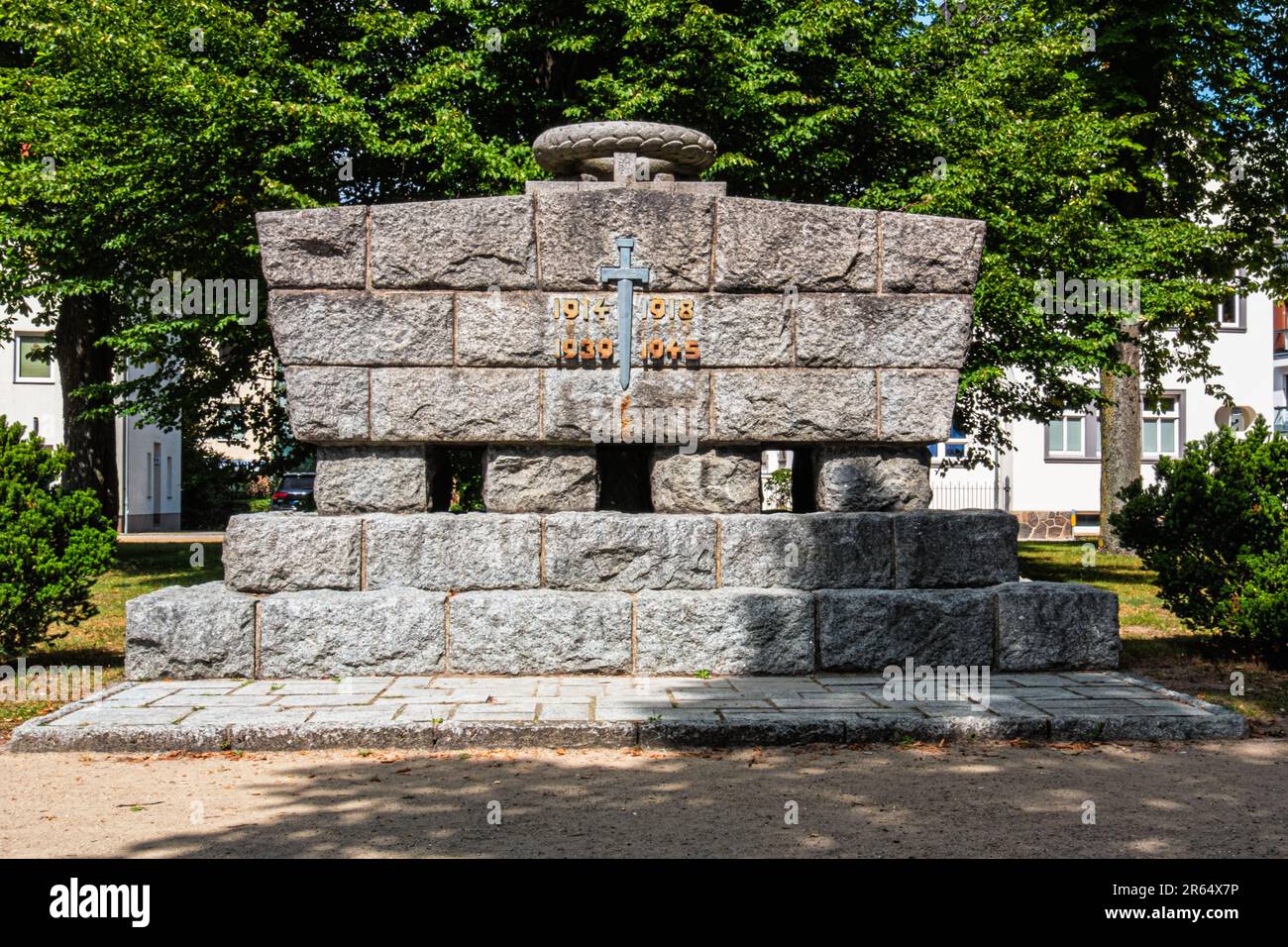 Das Kriegsdenkmal erinnert an diejenigen, die im 1. Und 2. Weltkrieg starben, Kietzstraße, Waren (Müritz), Mecklenburg-Vorpommern, Deutschland Stockfoto