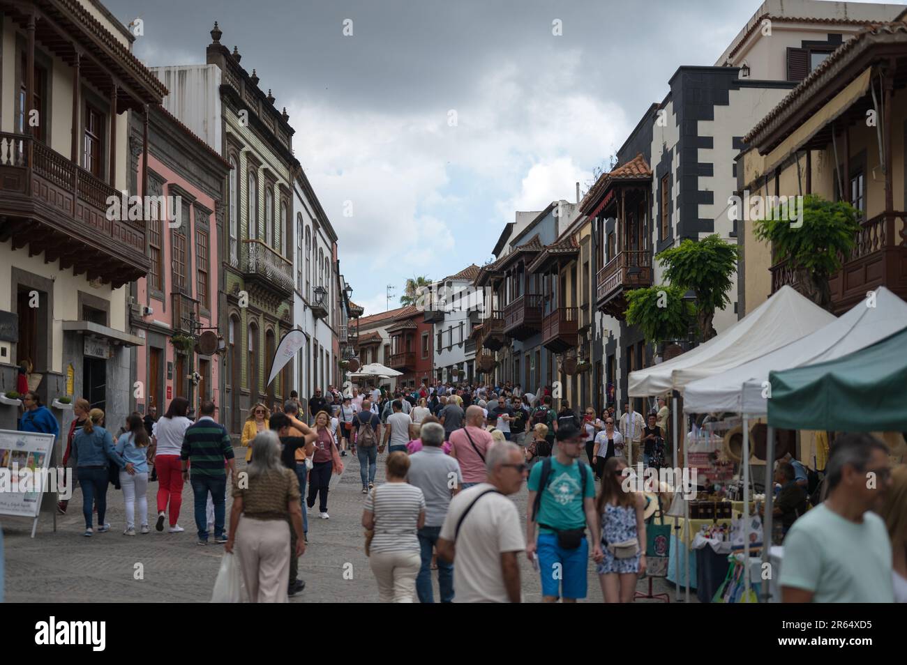 Die wunderschönen und malerischen Straßen der Stadt Teror, an einem Markttag voller Menschen und Touristen Stockfoto