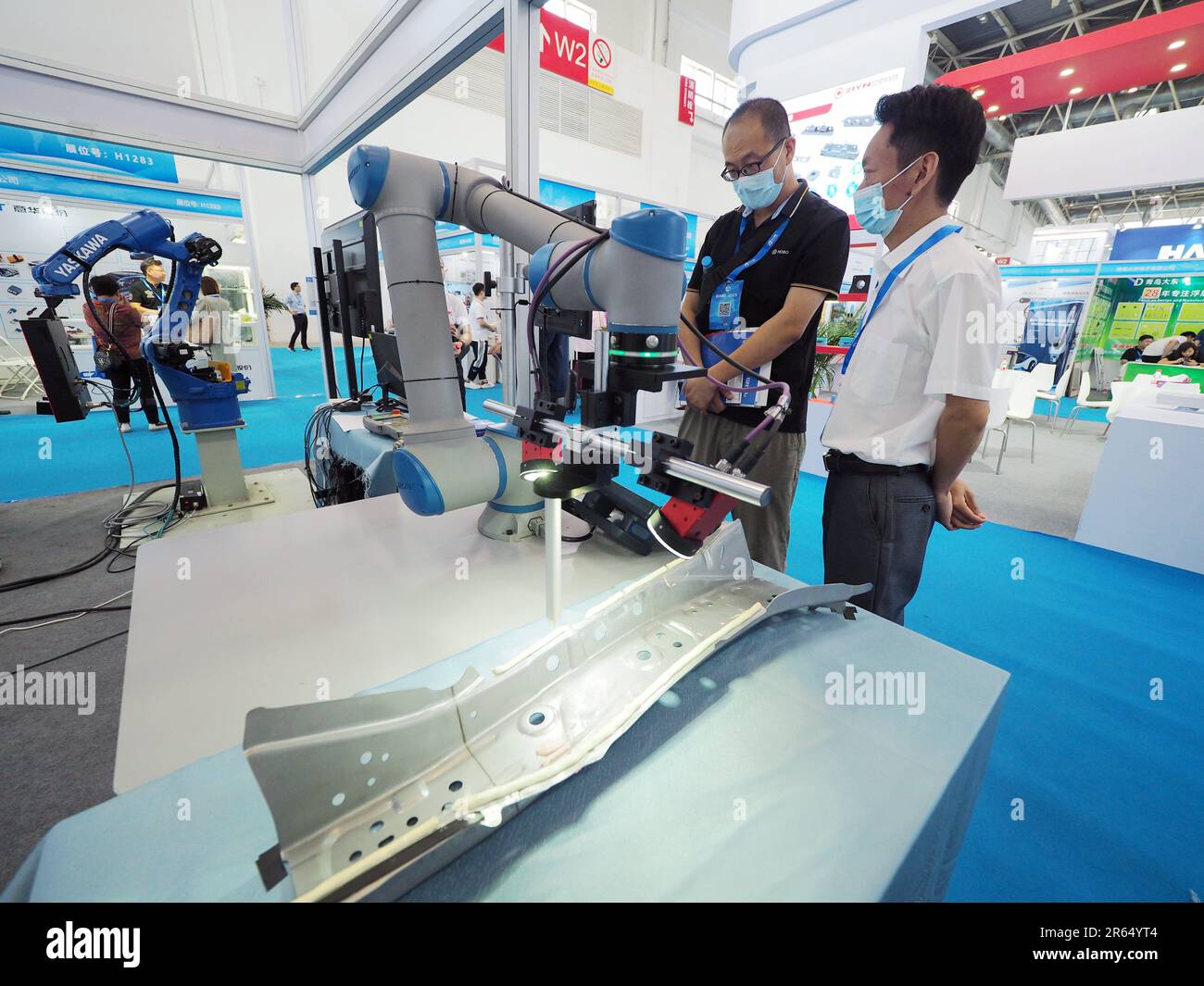 PEKING, CHINA - 7. JUNI 2023 - Besucher sehen einen „Leimbeschichteten Roboter“ auf der 12. Peking International Automobile Manufacturing and Industrial Assembly Stockfoto