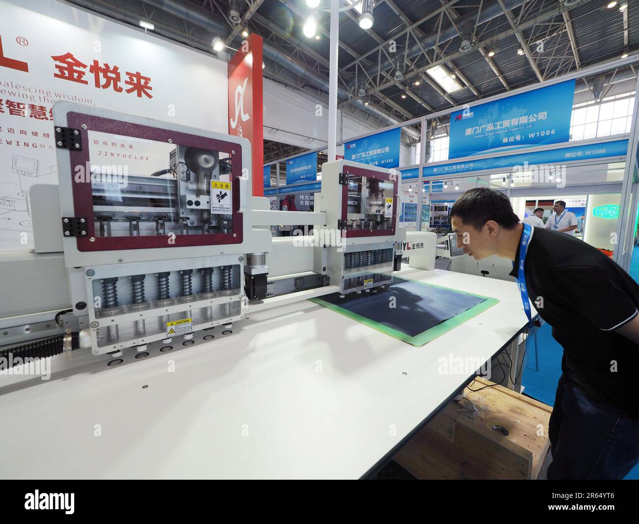 PEKING, CHINA - 7. JUNI 2023 - Ein Besucher betrachtet eine „digitale Stanzmaschine“ auf der 12. Beijing International Automobile Manufacturing and Industr Stockfoto