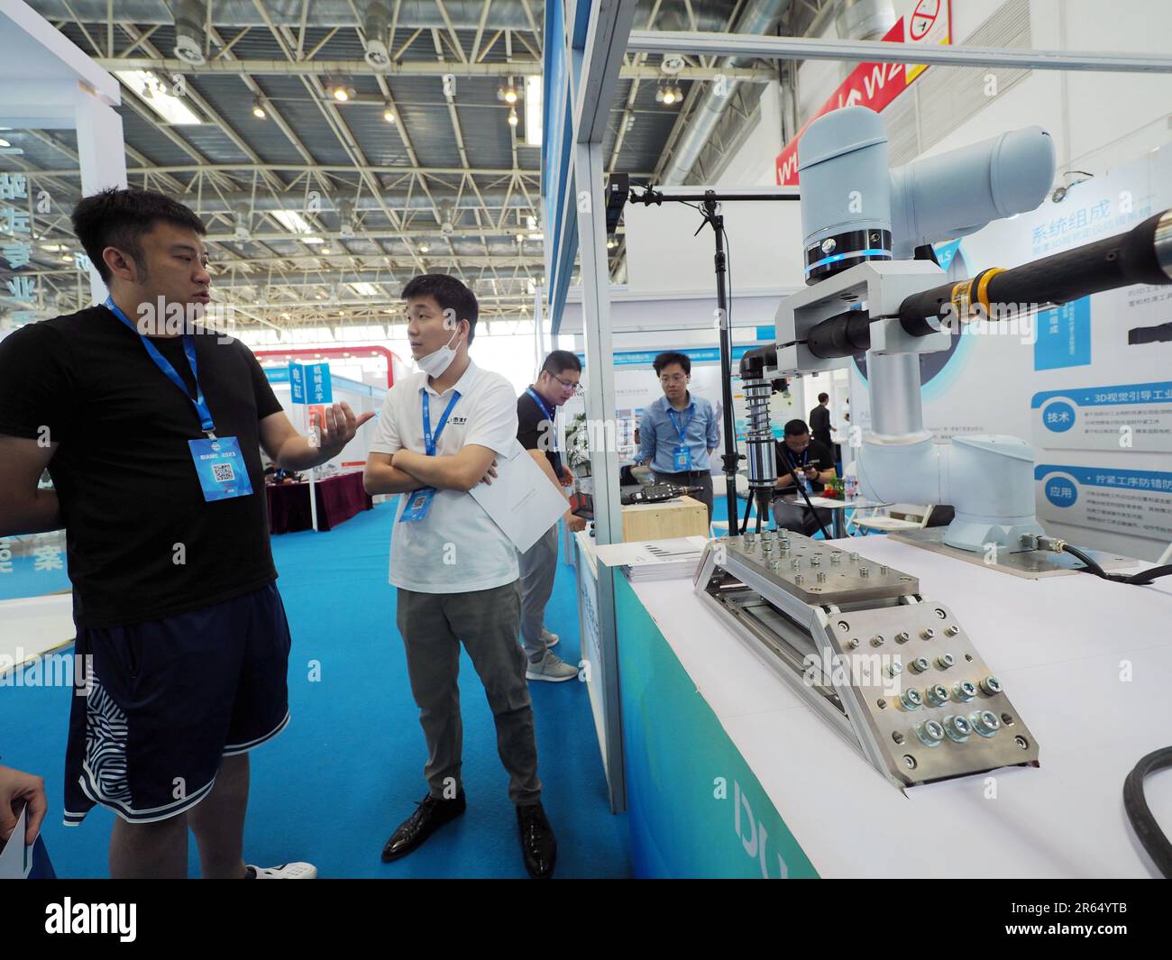PEKING, CHINA - 7. JUNI 2023 - Besucher sehen einen „kollaborativen Roboter“ auf der 12. Beijing International Automobile Manufacturing and Industrial Assembly Stockfoto