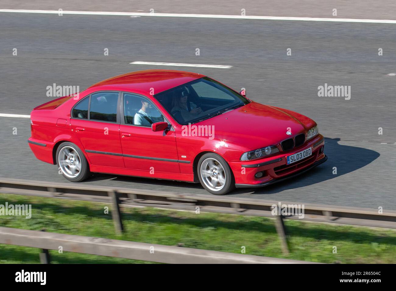 2003 Red BMW 525 D Sport, Sport 525D Limousine Diesel 2497 cm3; Fahrt auf der Autobahn M61, Großbritannien Stockfoto
