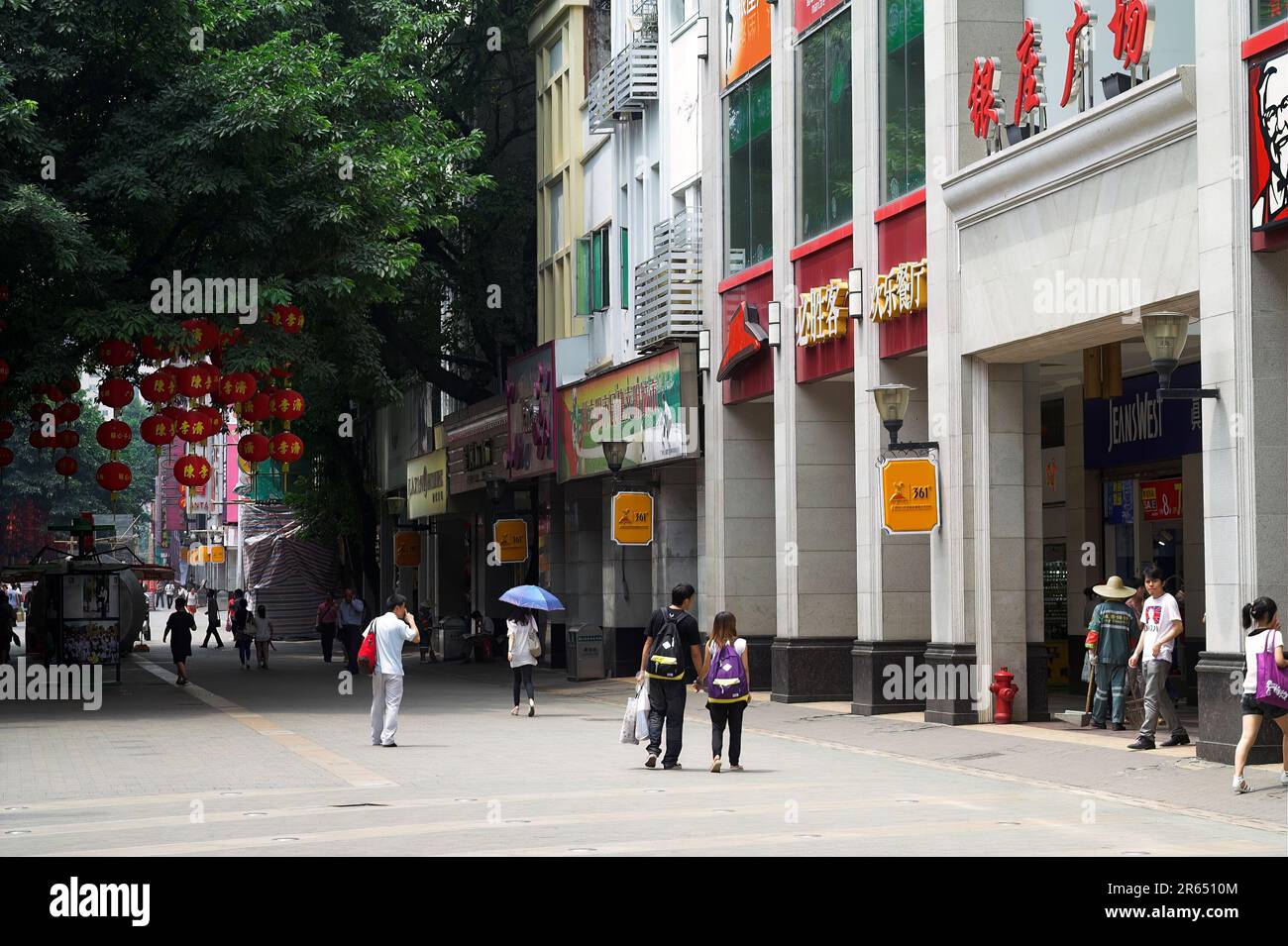 广州市 中國 Guangzhou, China; Straße in einer großen chinesischen Stadt; Straße in einer großen chinesischen Stadt; calle en una gran ciudad china; 中國大城市的街道 Stockfoto
