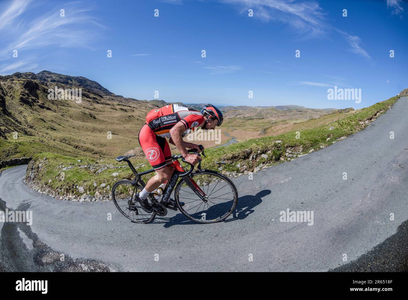 Ben Healy, Zappi Racing, damals 17 Jahre alt, auf dem Hardknott Pass, in der Fred Whitton Challenge 2018. Er reitet jetzt für EF Education–EasyPost. Stockfoto