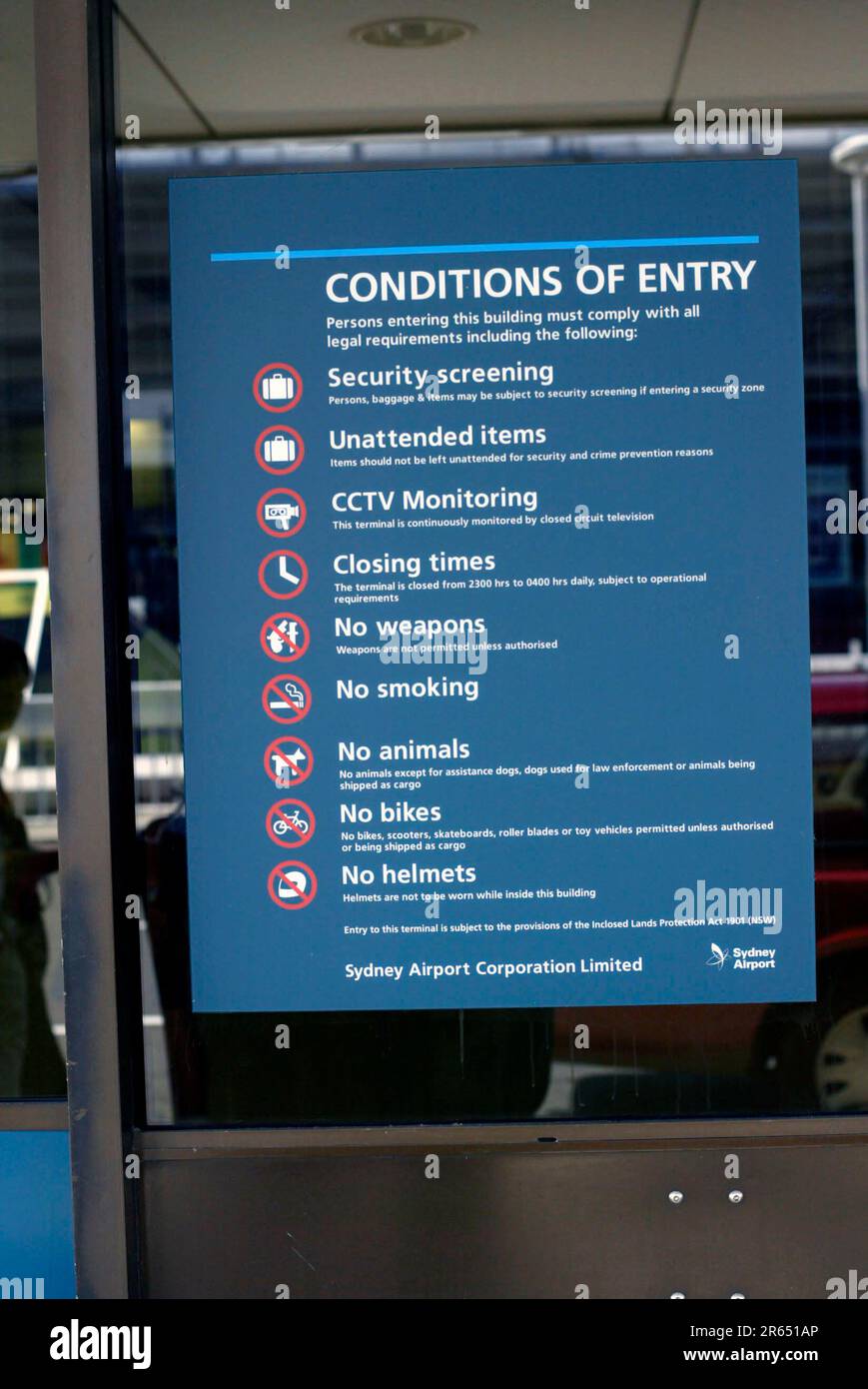Ein Sicherheitsschild am Eingang zum internationalen Flughafen Sydney (Kingsford Smith). Stockfoto