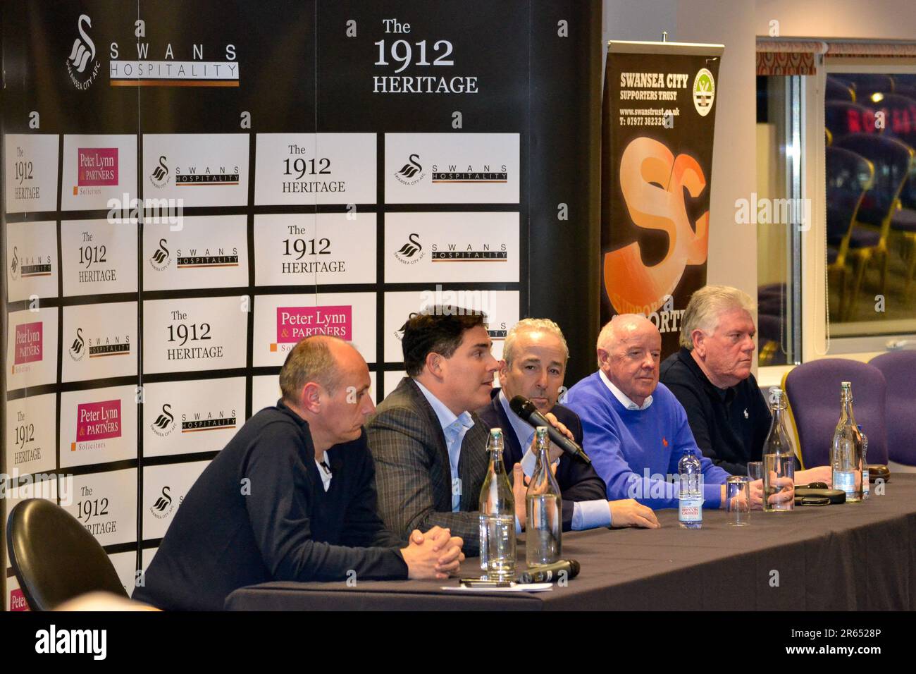 Swansea, Wales. 4. April 2017 Das Gremium besteht aus dem Vorsitzenden des Swansea City Supporters' Trust, Phil Sumbler (links), dem Miteigentümer von Swansea City, Jason Levien, dem Miteigentümer von Swansea City, Steve Kaplan, Stuart McDonald, Unterstützer des Swansea City Supporters' Trust, Direktor, und will Morris, Associate Director von Swansea City, während des Swansea City Supporters' Trust Fans Forum am 4. April 2017 im Liberty Stadium in Swansea, Wales, Vereinigtes Königreich. Kredit: Duncan Thomas/Majestic Media. Stockfoto