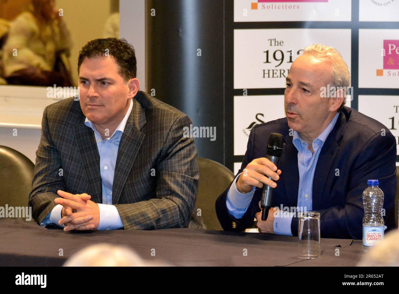 Swansea, Wales. 4. April 2017 Jason Levien, Miteigentümer von Swansea City (links), und Steve Kaplan, Miteigentümer von Swansea City, während des Swansea City Supporters' Trust Fans Forum im Liberty Stadium in Swansea, Wales, Großbritannien, am 4. April 2017. Kredit: Duncan Thomas/Majestic Media. Stockfoto