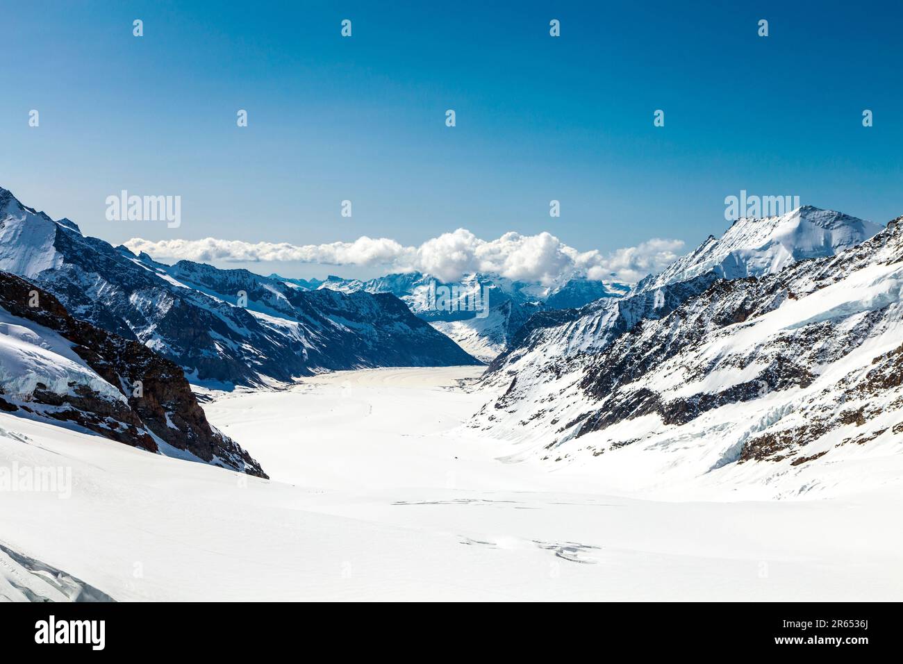 Wanderweg vom Jungfraugipfel zum Mönchsjoch Hut, Blick auf die Berge (Dreieckhorn) und den Aletschgletscher, Schweizer Alpen, Schweiz Stockfoto