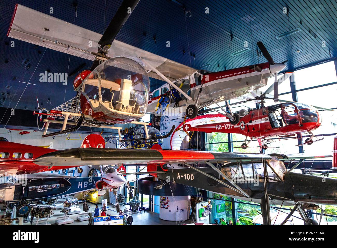 Ausstellung von Flugzeugen und Hubschraubern im Schweizerischen Verkehrsmuseum Luzern Stockfoto
