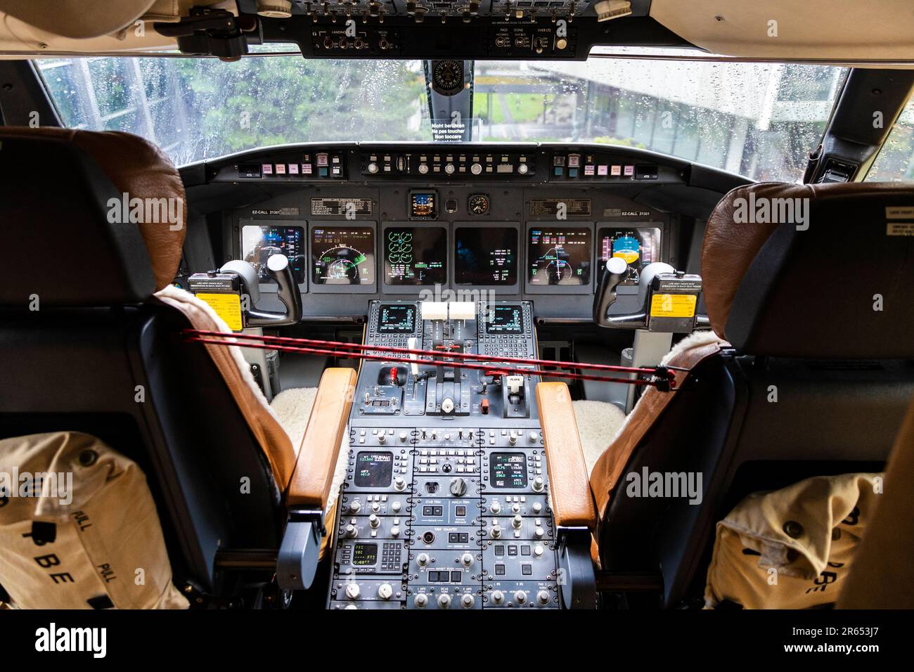 Armaturenbrett des REGA Swiss Air-Rescue Air Ambulance Bombardier CL-604 Flugzeug, Schweizerisches Verkehrsmuseum, Luzern, Schweiz Stockfoto