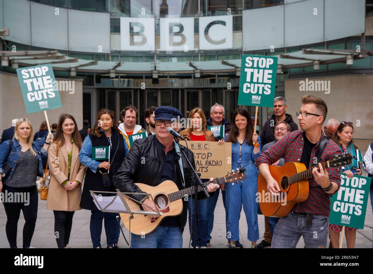 London, Großbritannien. 7. Juni 2023. Journalisten demonstrieren vor dem BBC-Hauptquartier am Portland Place. Zu ihnen gehören Beldon Haigh und seine Band, die Beldon Haigh Band. National 48 Strike von NUJ- und BBC-Journalisten. Der Streik ist gegen die geplanten Kürzungen beim Lokalfunk. Die von der BBC vorgeschlagenen Kürzungen beim Lokalfunk scheinen im Widerspruch zu der neuen Glättungsagenda zu stehen. Kredit: Joe Maida/Alamy Live News Stockfoto