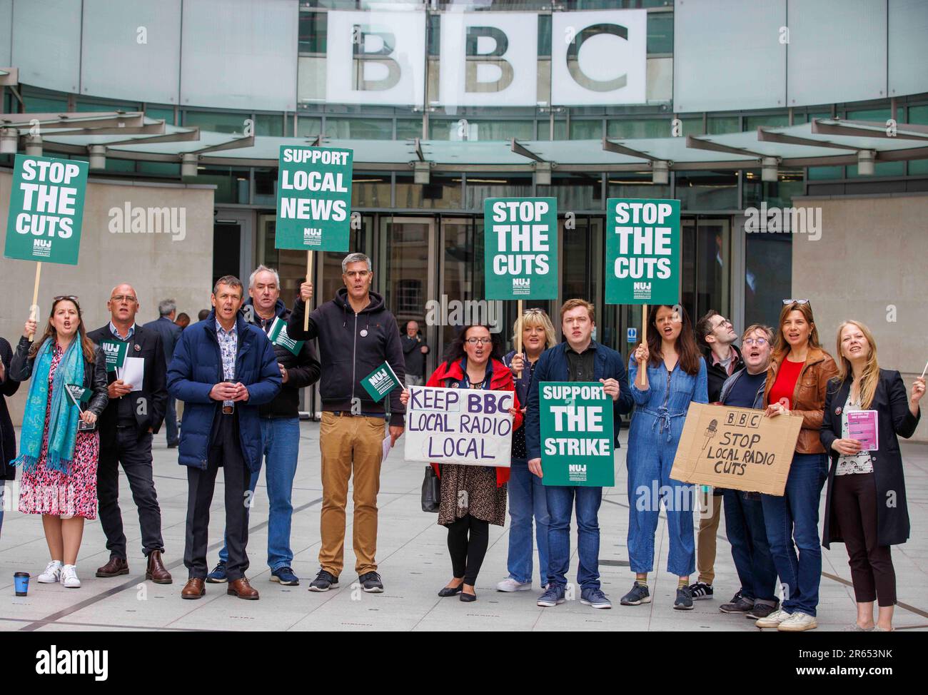 London, Großbritannien. 7. Juni 2023. Journalisten demonstrieren vor dem BBC-Hauptquartier am Portland Place. Zu ihnen gehören Beldon Haigh und seine Band, die Beldon Haigh Band. National 48 Strike von NUJ- und BBC-Journalisten. Der Streik ist gegen die geplanten Kürzungen beim Lokalfunk. Die von der BBC vorgeschlagenen Kürzungen beim Lokalfunk scheinen im Widerspruch zu der neuen Glättungsagenda zu stehen. Kredit: Joe Maida/Alamy Live News Stockfoto