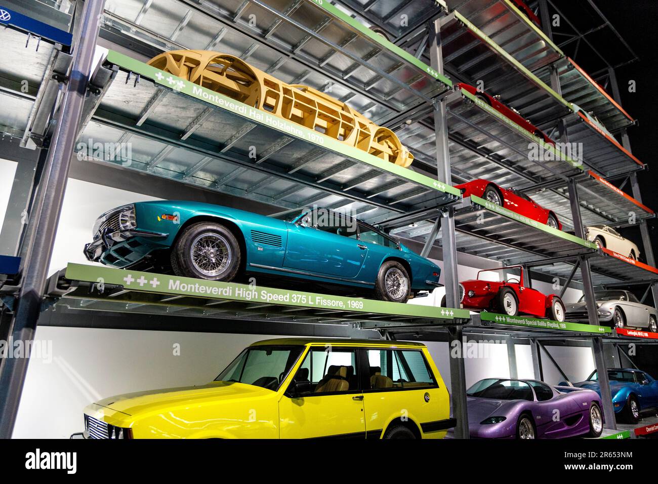 Ausstellung von Autos im Schweizerischen Verkehrsmuseum (Verkehrshaus der Schweiz), Luzern, Schweiz Stockfoto