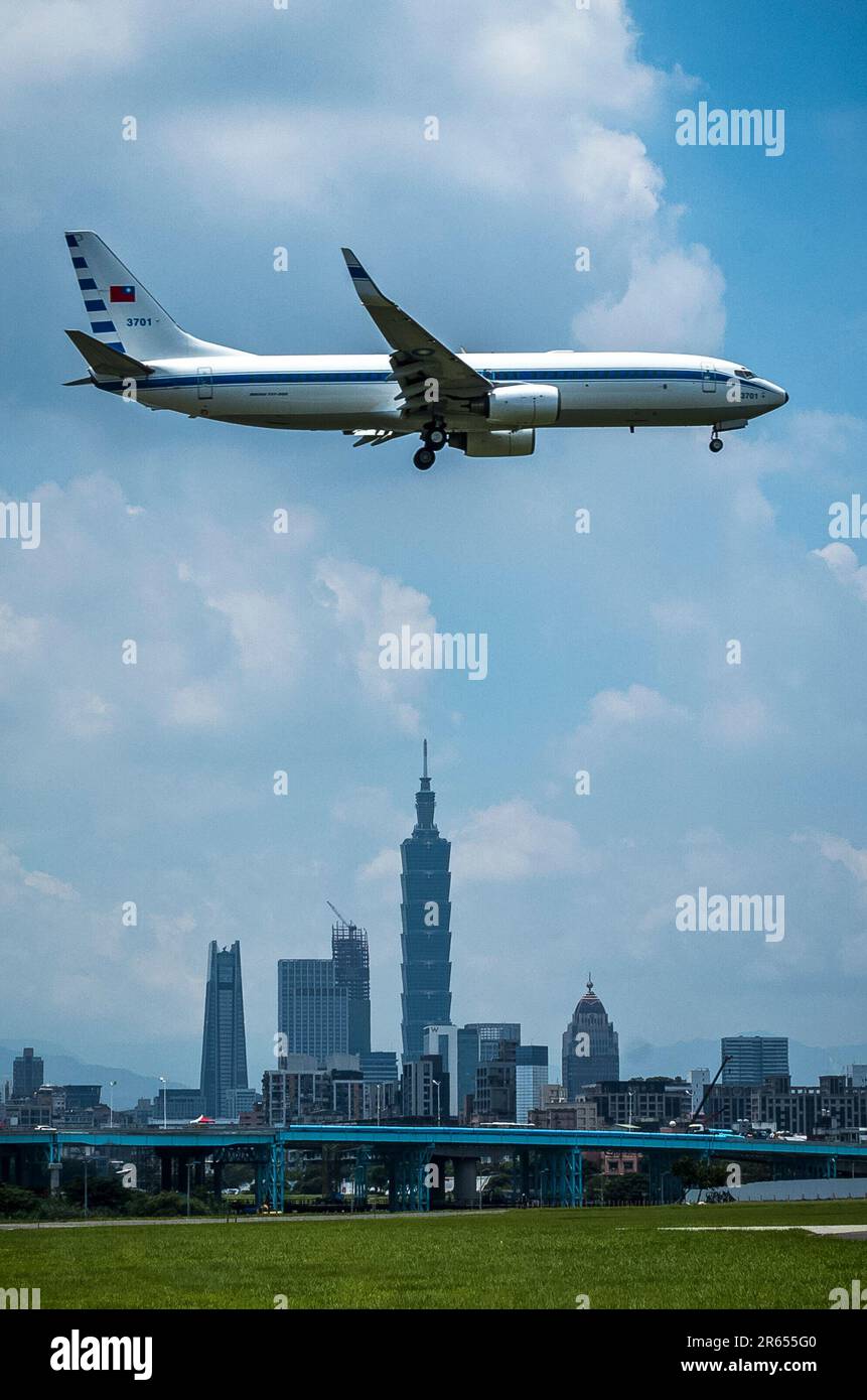 Flugzeug des Präsidenten der Republik China landet am 07. Januar 06/2023 auf dem Songshan Airport in Taipei, Taiwan, von Wiktor Dabkowski Stockfoto