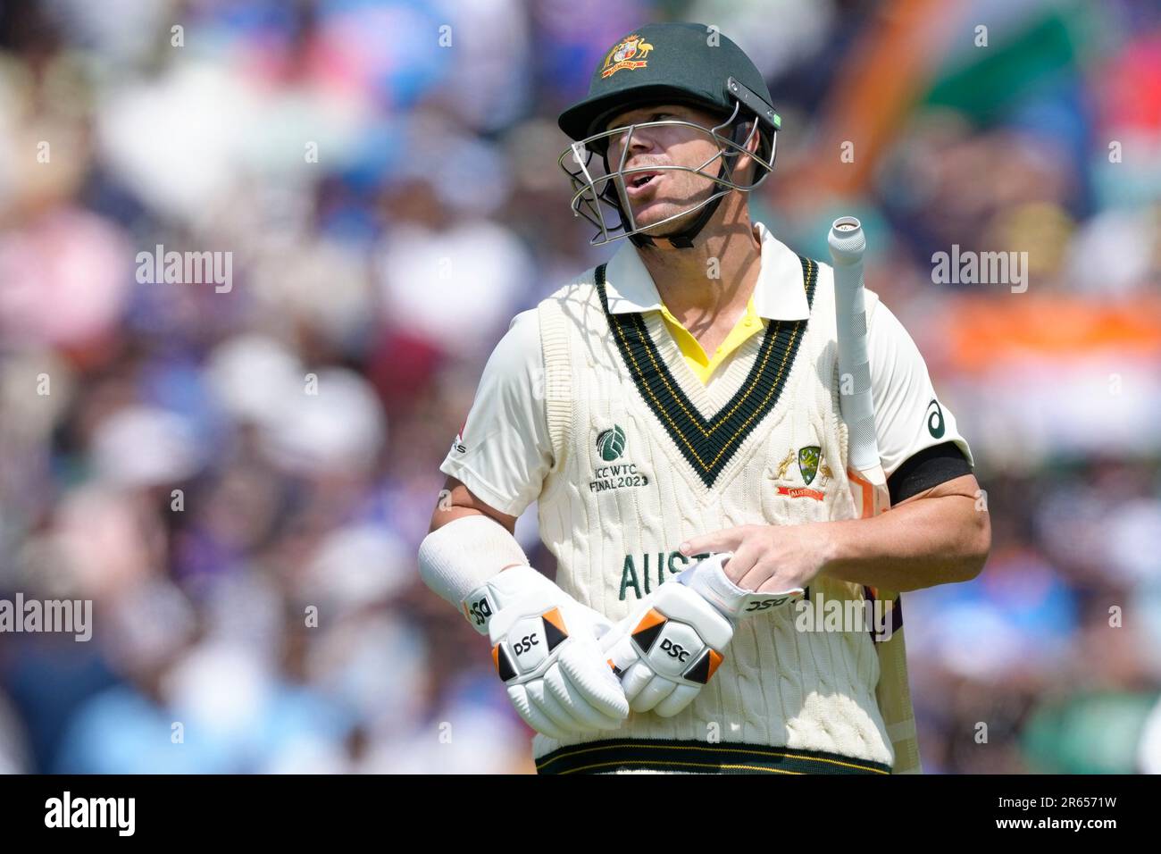 Australia's David Warner looks up as he walks off the pitch after being given out caught behind off the bowling of India's Shardul Thakur on the first day of the ICC World Test Championship Final between India and Australia at The Oval cricket ground in London, Wednesday, June 7, 2023. (AP Photo/Kirsty Wigglesworth) Stockfoto