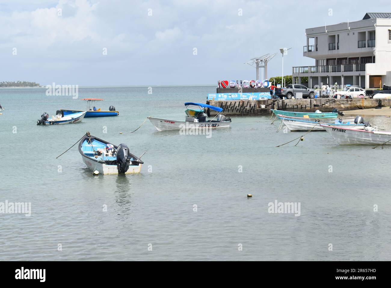 Fischerboote oder Pirogues am Buccoo Beach, Tobago Stockfoto