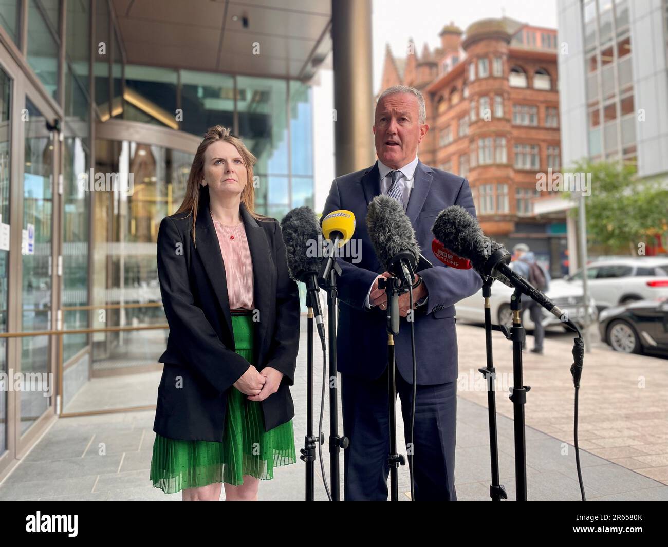 sinn-fein-mlas-conor-murphy-und-caoimhe-archibald-sprechen-nach-einem