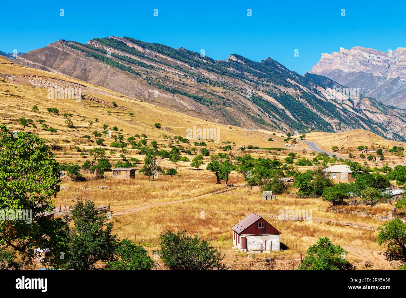 Herrliche Berglandschaft an einem sonnigen Tag. Kaukasus, Dagestan. Stockfoto