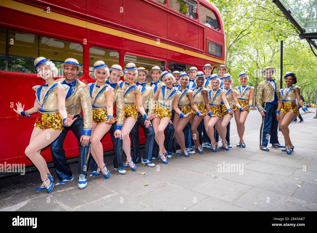 London, Großbritannien. 7. Juni 2023 Das gesamte Ensemble aus der 42. STRASSE kommt in Sadler's Wells mit einem Routemaster-Bus für einen Fotoanruf an. Die Produktion findet vom 7. Juni bis zum 2. Juli in Sadler's Wells statt, bevor eine Tour durch das Vereinigte Königreich beginnt. Kredit: Stephen Chung / EMPICS / Alamy Live News Stockfoto