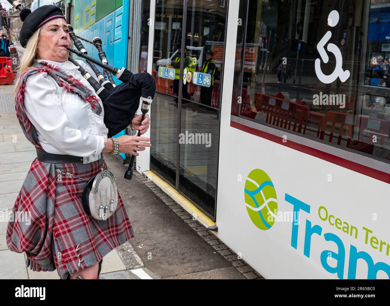 Edinburgh, Schottland, Vereinigtes Königreich, 07. Juni 2023. Straßenbahnen nach Newhaven: Nach 3,5 Jahren ist die Erweiterung der Straßenbahnlinie der Hauptstadt für Fahrgäste geöffnet. Mit der Straßenbahn nach Newhaven fahren Sie 2,91 km weiter, die Leith und Newhaven mit dem aktuellen Ende der Edinburgh Straßenbahnlinie am York Place verbinden, mit 8 neuen Haltestellen. Abbildung: Piper Louise Marshall Pipes in der ersten Straßenbahn, die Passagiere vom Picardy Place bringt. Kredit: Sally Anderson/Alamy Live News Stockfoto