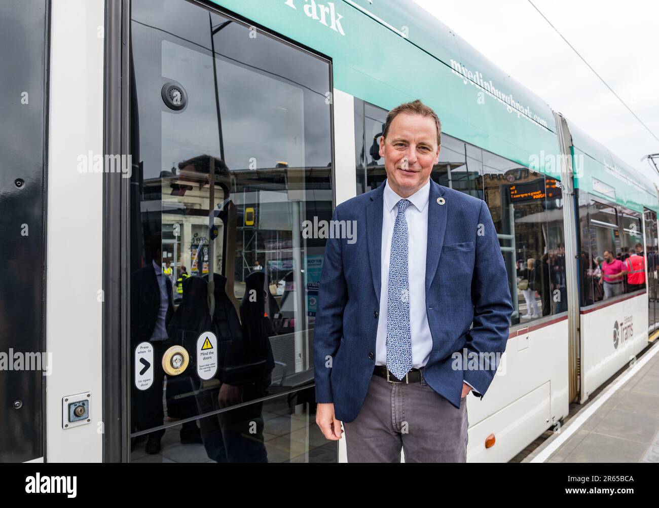 Edinburgh, Schottland, Vereinigtes Königreich, 07. Juni 2023. Straßenbahnen nach Newhaven: Nach 3,5 Jahren ist die Erweiterung der Straßenbahnlinie der Hauptstadt für Fahrgäste geöffnet. Mit der Straßenbahn nach Newhaven fahren Sie 2,91 km weiter, die Leith und Newhaven mit dem aktuellen Ende der Edinburgh Straßenbahnlinie am York Place verbinden, mit 8 neuen Haltestellen. Abbildung: Councillor Scott Arthur, Transport and Environment Convenor, Edinburgh City Council. Kredit: Sally Anderson/Alamy Live News Stockfoto