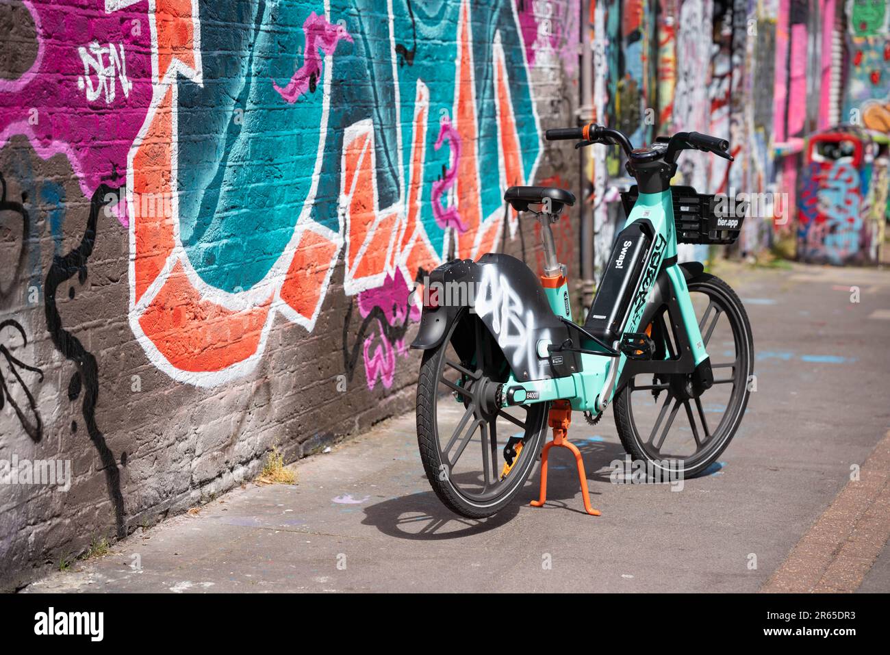 Graffiti an einer Wand mit umweltfreundlichem Fahrrad in London, England, Großbritannien Stockfoto