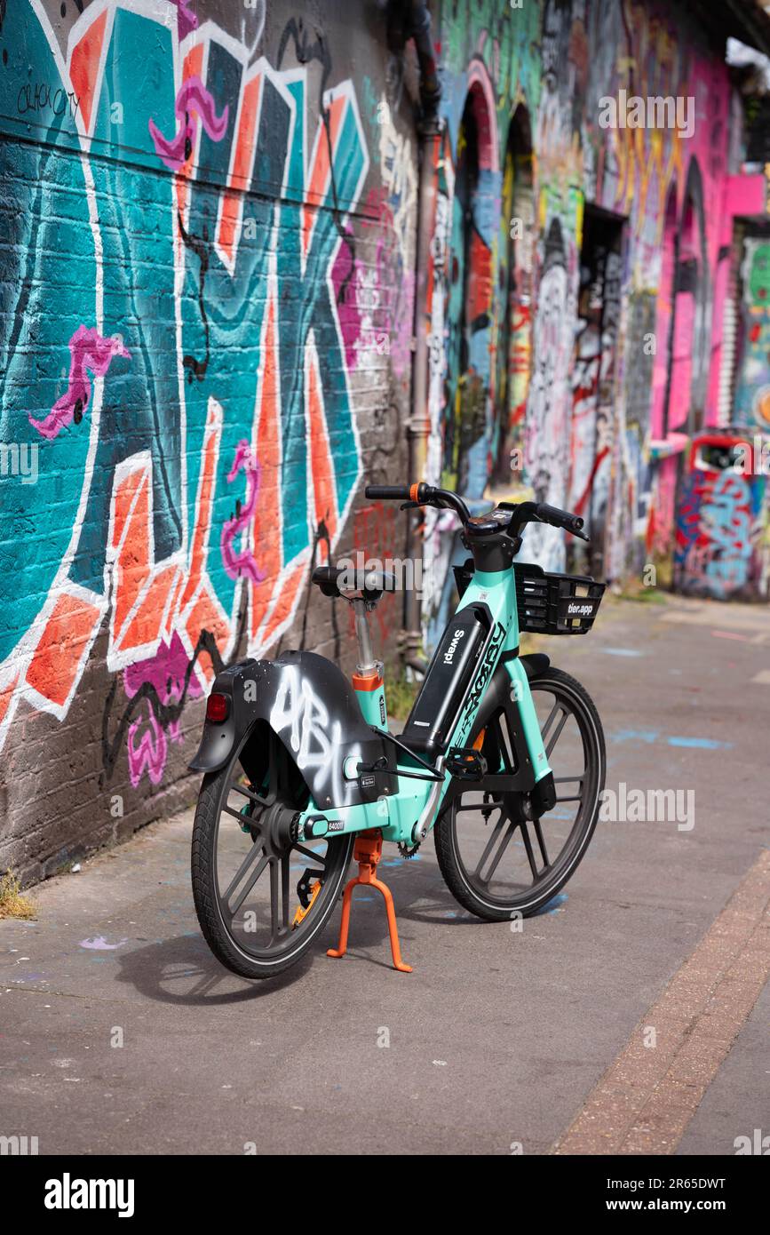 Graffiti an einer Wand mit umweltfreundlichem Fahrrad in London, England, Großbritannien Stockfoto