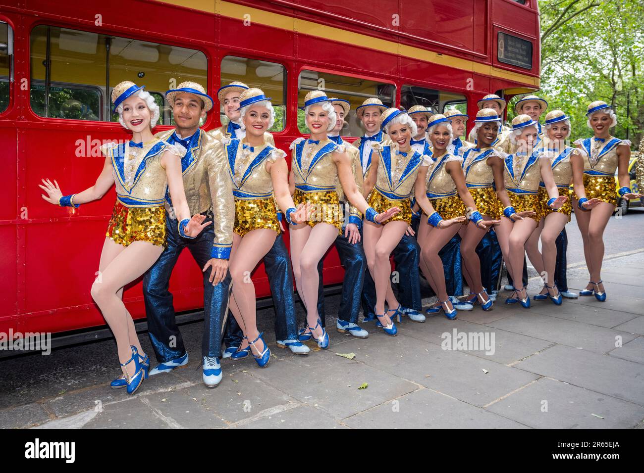 London, Großbritannien. 7. Juni 2023 Die Ensemble-Besetzung der 42. STRASSE kommt in Sadler's Wells mit einem Routemaster-Bus für einen Fotoanruf an. Die Produktion findet vom 7. Juni bis zum 2. Juli in Sadler's Wells statt, bevor eine Tour durch das Vereinigte Königreich beginnt. Kredit: Stephen Chung / EMPICS / Alamy Live News Stockfoto