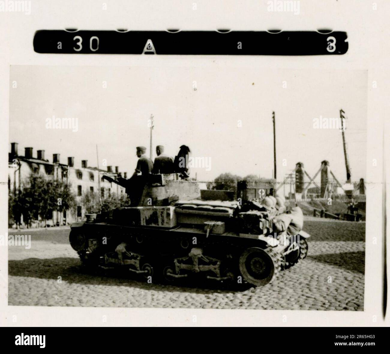 SS-Fotograf Baumann, Totenkopf Division, Russland 1941 Aufklärungseinheit von Wheeled, Fotos von Motorrädern, Flak-Gewehren, Gräbern, russischen Kriegsgefangenen und Dorfbewohnern, Fieseler FI 156 Storch, zerstörte russische Panzer und Ausrüstung, Brückenbau, im Fluss schwimmende Soldaten, Maschinengewehrmannschaft, Panzerabwehrmannschaft, Zeremonie der Unit Awards, Einheiten auf dem marsch, Artillerie von Halbschienen gezogen, Kfz-Wartungseinheit, Kriegsberichter-Aktivitäten, Feldbäckerei, Feldlazarett, Luftversorgung durch JU-52, Flugabwehrsucheinheit, Postamt und ein Focke-Wulf 189 (Eagle-Owl) im Flug. Ima Stockfoto