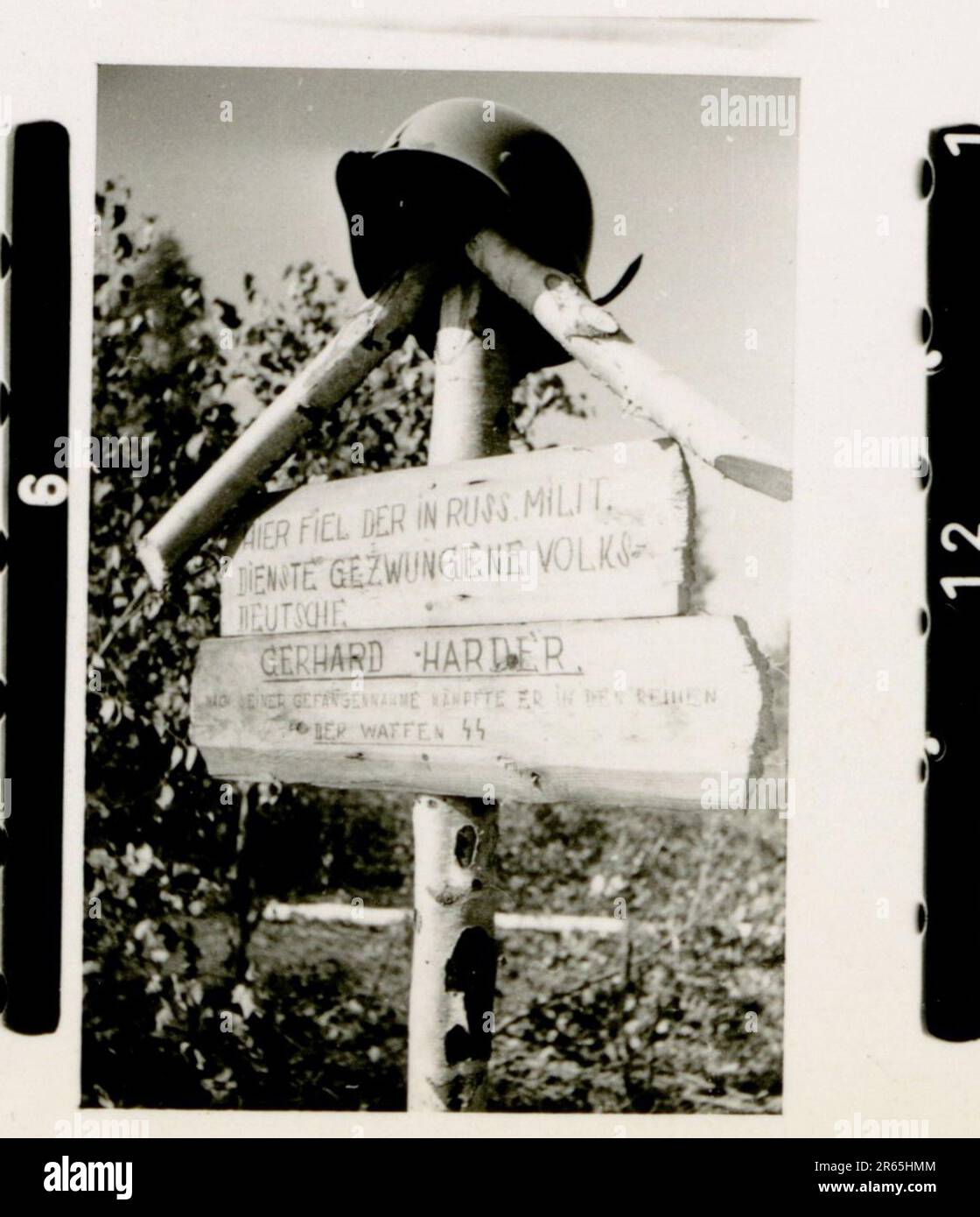 SS-Fotograf Baumann, Totenkopf Division, Russland 1941 Aufklärungseinheit von Wheeled, Fotos von Motorrädern, Flak-Gewehren, Gräbern, russischen Kriegsgefangenen und Dorfbewohnern, Fieseler FI 156 Storch, zerstörte russische Panzer und Ausrüstung, Brückenbau, im Fluss schwimmende Soldaten, Maschinengewehrmannschaft, Panzerabwehrmannschaft, Zeremonie der Unit Awards, Einheiten auf dem marsch, Artillerie von Halbschienen gezogen, Kfz-Wartungseinheit, Kriegsberichter-Aktivitäten, Feldbäckerei, Feldlazarett, Luftversorgung durch JU-52, Flugabwehrsucheinheit, Postamt und ein Focke-Wulf 189 (Eagle-Owl) im Flug. Ima Stockfoto