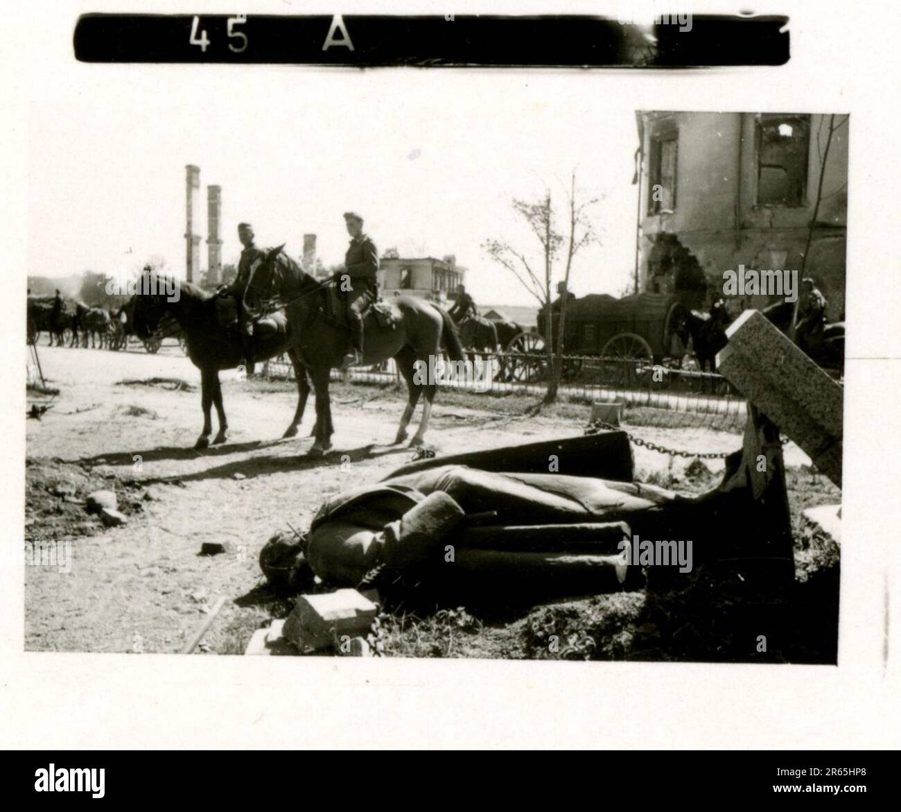 SS-Fotograf Baumann, Totenkopf Division, Russland 1941 Aufklärungseinheit von Wheeled, Fotos von Motorrädern, Flak-Gewehren, Gräbern, russischen Kriegsgefangenen und Dorfbewohnern, Fieseler FI 156 Storch, zerstörte russische Panzer und Ausrüstung, Brückenbau, im Fluss schwimmende Soldaten, Maschinengewehrmannschaft, Panzerabwehrmannschaft, Zeremonie der Unit Awards, Einheiten auf dem marsch, Artillerie von Halbschienen gezogen, Kfz-Wartungseinheit, Kriegsberichter-Aktivitäten, Feldbäckerei, Feldlazarett, Luftversorgung durch JU-52, Flugabwehrsucheinheit, Postamt und ein Focke-Wulf 189 (Eagle-Owl) im Flug. Ima Stockfoto