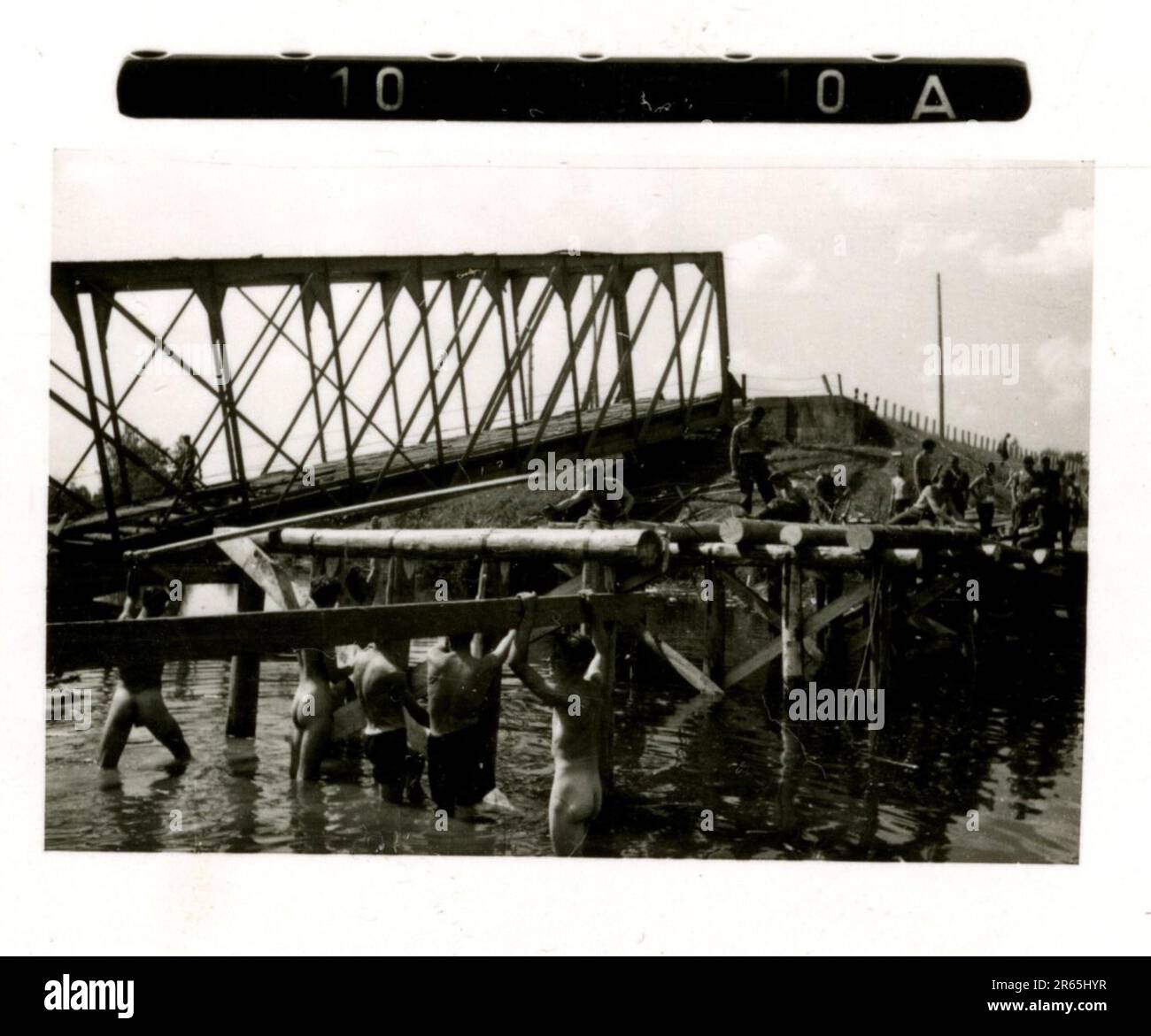 SS-Fotograf Baumann, Totenkopf Division, Russland 1941 Aufklärungseinheit von Wheeled, Fotos von Motorrädern, Flak-Gewehren, Gräbern, russischen Kriegsgefangenen und Dorfbewohnern, Fieseler FI 156 Storch, zerstörte russische Panzer und Ausrüstung, Brückenbau, im Fluss schwimmende Soldaten, Maschinengewehrmannschaft, Panzerabwehrmannschaft, Zeremonie der Unit Awards, Einheiten auf dem marsch, Artillerie von Halbschienen gezogen, Kfz-Wartungseinheit, Kriegsberichter-Aktivitäten, Feldbäckerei, Feldlazarett, Luftversorgung durch JU-52, Flugabwehrsucheinheit, Postamt und ein Focke-Wulf 189 (Eagle-Owl) im Flug. Ima Stockfoto