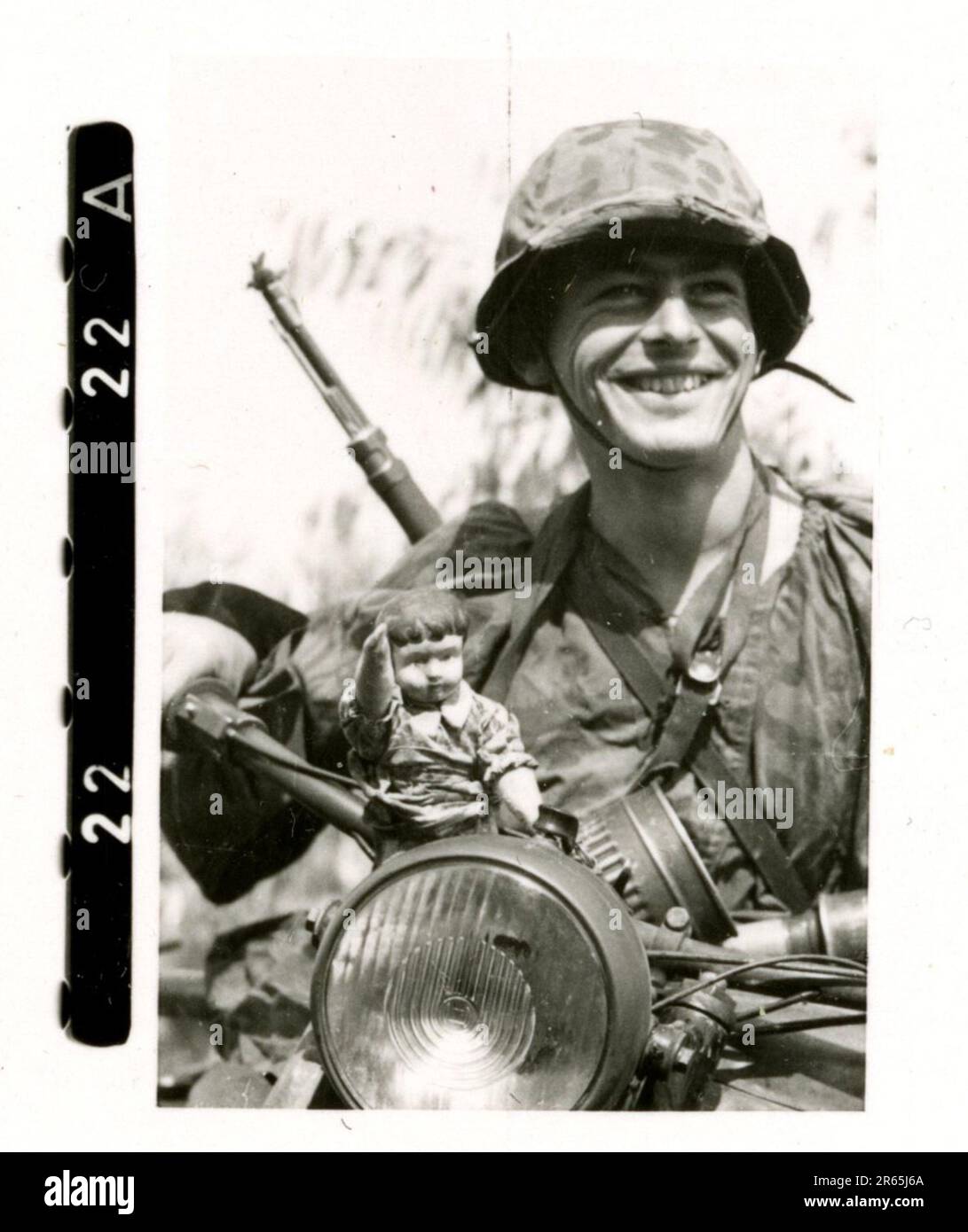 SS-Fotograf Baumann, Totenkopf Division, Russland 1941 Aufklärungseinheit von Wheeled, Fotos von Motorrädern, Flak-Gewehren, Gräbern, russischen Kriegsgefangenen und Dorfbewohnern, Fieseler FI 156 Storch, zerstörte russische Panzer und Ausrüstung, Brückenbau, im Fluss schwimmende Soldaten, Maschinengewehrmannschaft, Panzerabwehrmannschaft, Zeremonie der Unit Awards, Einheiten auf dem marsch, Artillerie von Halbschienen gezogen, Kfz-Wartungseinheit, Kriegsberichter-Aktivitäten, Feldbäckerei, Feldlazarett, Luftversorgung durch JU-52, Flugabwehrsucheinheit, Postamt und ein Focke-Wulf 189 (Eagle-Owl) im Flug. Ima Stockfoto