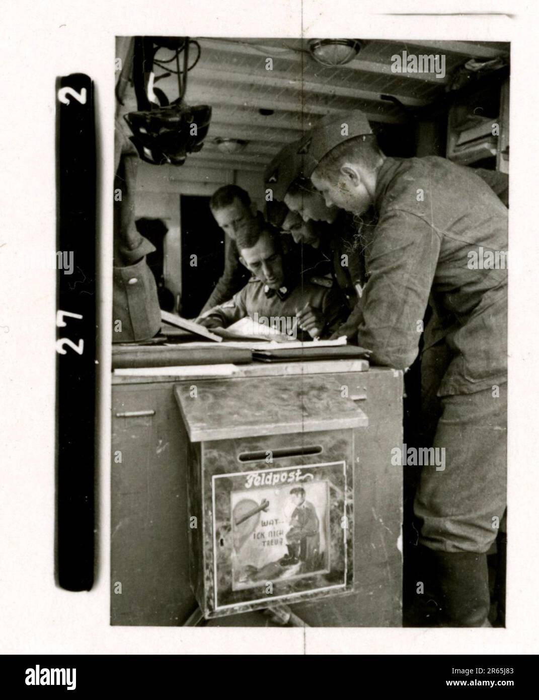 SS-Fotograf Baumann, Totenkopf Division, Russland 1941 Aufklärungseinheit von Wheeled, Fotos von Motorrädern, Flak-Gewehren, Gräbern, russischen Kriegsgefangenen und Dorfbewohnern, Fieseler FI 156 Storch, zerstörte russische Panzer und Ausrüstung, Brückenbau, im Fluss schwimmende Soldaten, Maschinengewehrmannschaft, Panzerabwehrmannschaft, Zeremonie der Unit Awards, Einheiten auf dem marsch, Artillerie von Halbschienen gezogen, Kfz-Wartungseinheit, Kriegsberichter-Aktivitäten, Feldbäckerei, Feldlazarett, Luftversorgung durch JU-52, Flugabwehrsucheinheit, Postamt und ein Focke-Wulf 189 (Eagle-Owl) im Flug. Ima Stockfoto