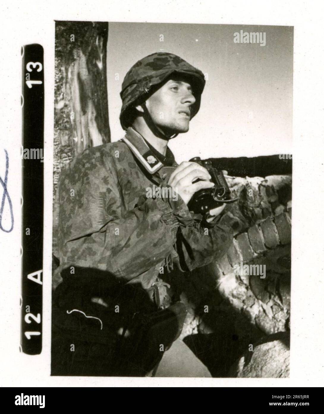 SS-Fotograf Baumann, Totenkopf Division, Russland 1941 Aufklärungseinheit von Wheeled, Fotos von Motorrädern, Flak-Gewehren, Gräbern, russischen Kriegsgefangenen und Dorfbewohnern, Fieseler FI 156 Storch, zerstörte russische Panzer und Ausrüstung, Brückenbau, im Fluss schwimmende Soldaten, Maschinengewehrmannschaft, Panzerabwehrmannschaft, Zeremonie der Unit Awards, Einheiten auf dem marsch, Artillerie von Halbschienen gezogen, Kfz-Wartungseinheit, Kriegsberichter-Aktivitäten, Feldbäckerei, Feldlazarett, Luftversorgung durch JU-52, Flugabwehrsucheinheit, Postamt und ein Focke-Wulf 189 (Eagle-Owl) im Flug. Ima Stockfoto