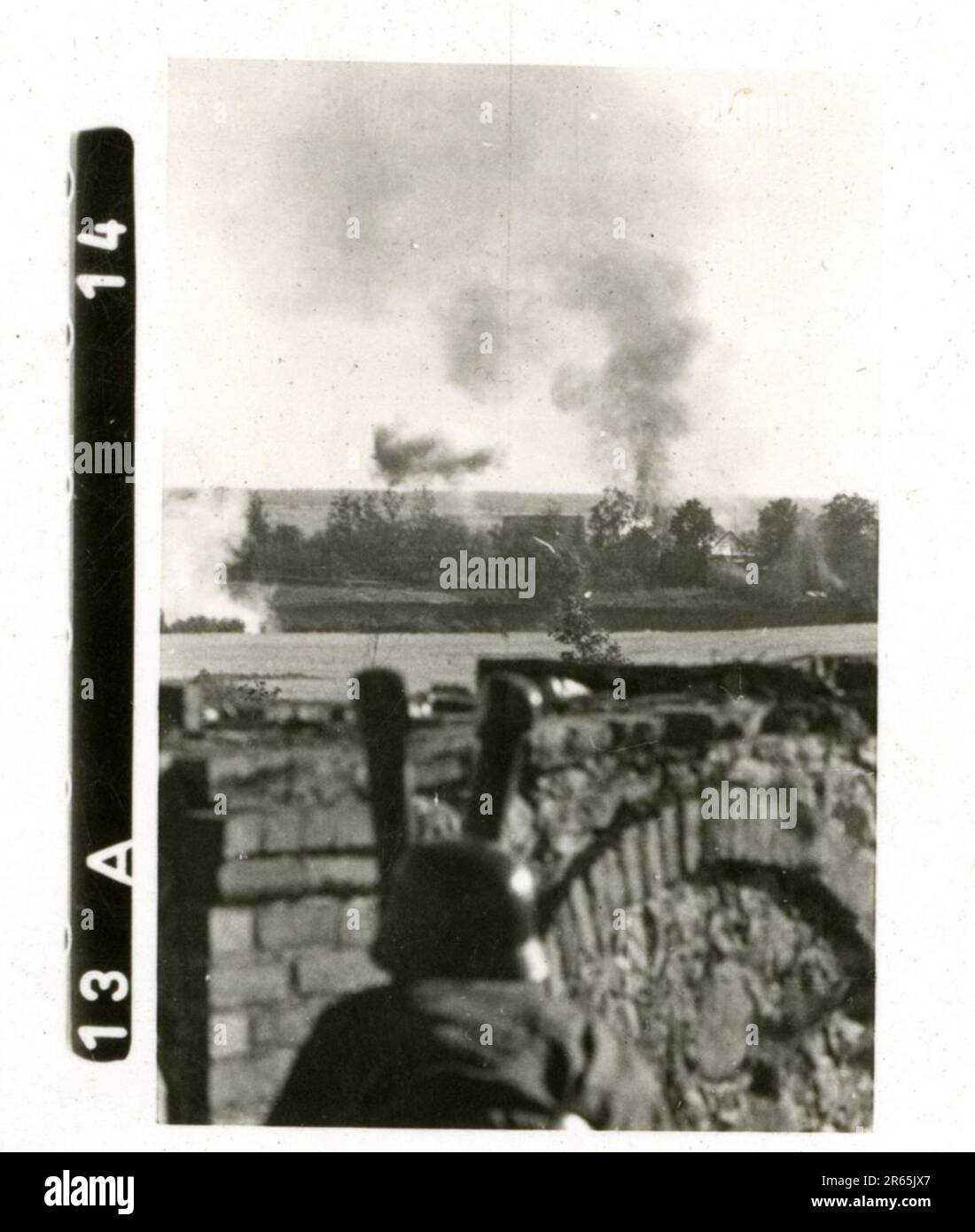 SS-Fotograf Baumann, Totenkopf Division, Russland 1941 Aufklärungseinheit von Wheeled, Fotos von Motorrädern, Flak-Gewehren, Gräbern, russischen Kriegsgefangenen und Dorfbewohnern, Fieseler FI 156 Storch, zerstörte russische Panzer und Ausrüstung, Brückenbau, im Fluss schwimmende Soldaten, Maschinengewehrmannschaft, Panzerabwehrmannschaft, Zeremonie der Unit Awards, Einheiten auf dem marsch, Artillerie von Halbschienen gezogen, Kfz-Wartungseinheit, Kriegsberichter-Aktivitäten, Feldbäckerei, Feldlazarett, Luftversorgung durch JU-52, Flugabwehrsucheinheit, Postamt und ein Focke-Wulf 189 (Eagle-Owl) im Flug. Ima Stockfoto