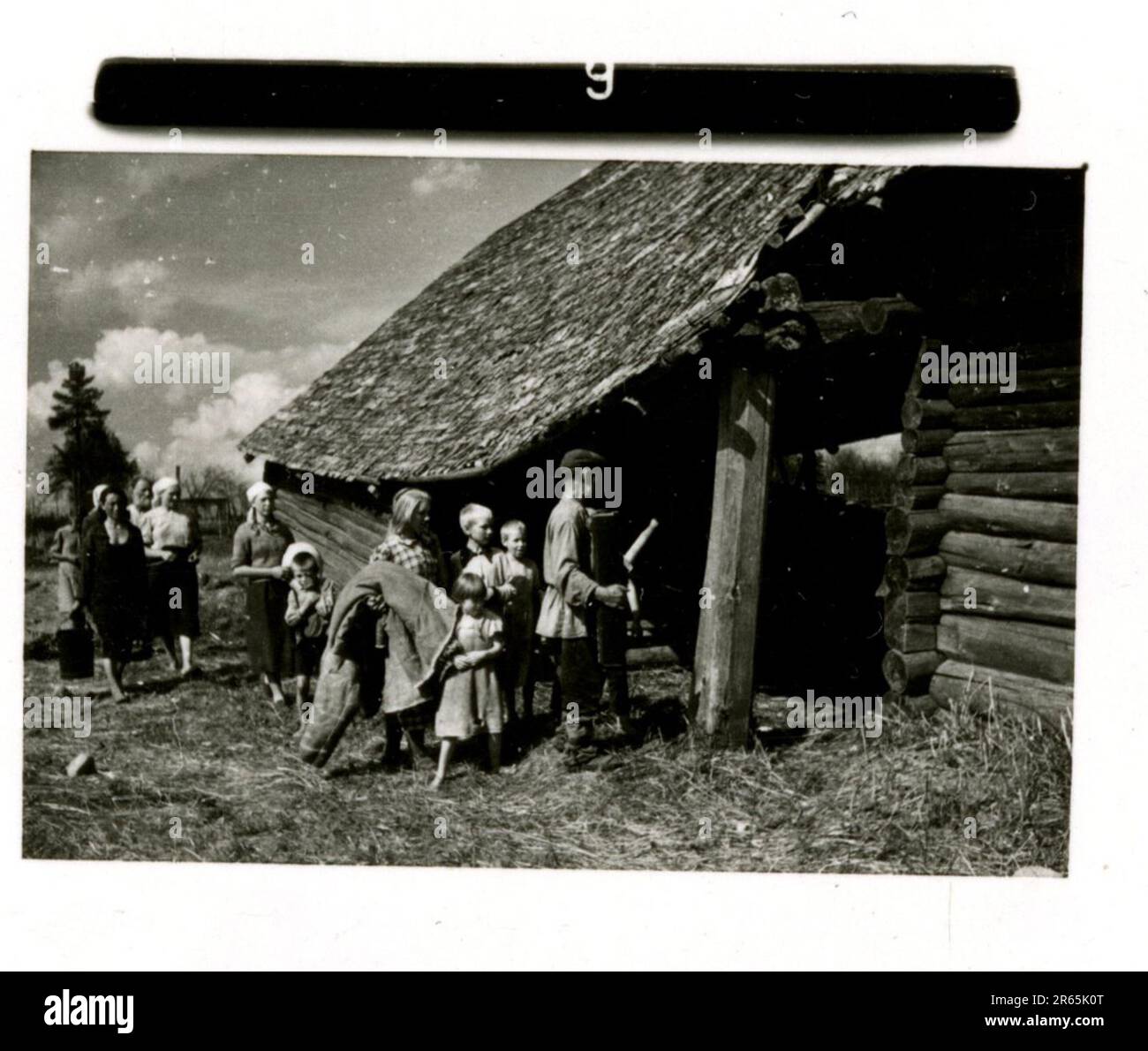 SS-Fotograf Baumann, Totenkopf Division, Russland 1941 Aufklärungseinheit von Wheeled, Fotos von Motorrädern, Flak-Gewehren, Gräbern, russischen Kriegsgefangenen und Dorfbewohnern, Fieseler FI 156 Storch, zerstörte russische Panzer und Ausrüstung, Brückenbau, im Fluss schwimmende Soldaten, Maschinengewehrmannschaft, Panzerabwehrmannschaft, Zeremonie der Unit Awards, Einheiten auf dem marsch, Artillerie von Halbschienen gezogen, Kfz-Wartungseinheit, Kriegsberichter-Aktivitäten, Feldbäckerei, Feldlazarett, Luftversorgung durch JU-52, Flugabwehrsucheinheit, Postamt und ein Focke-Wulf 189 (Eagle-Owl) im Flug. Ima Stockfoto