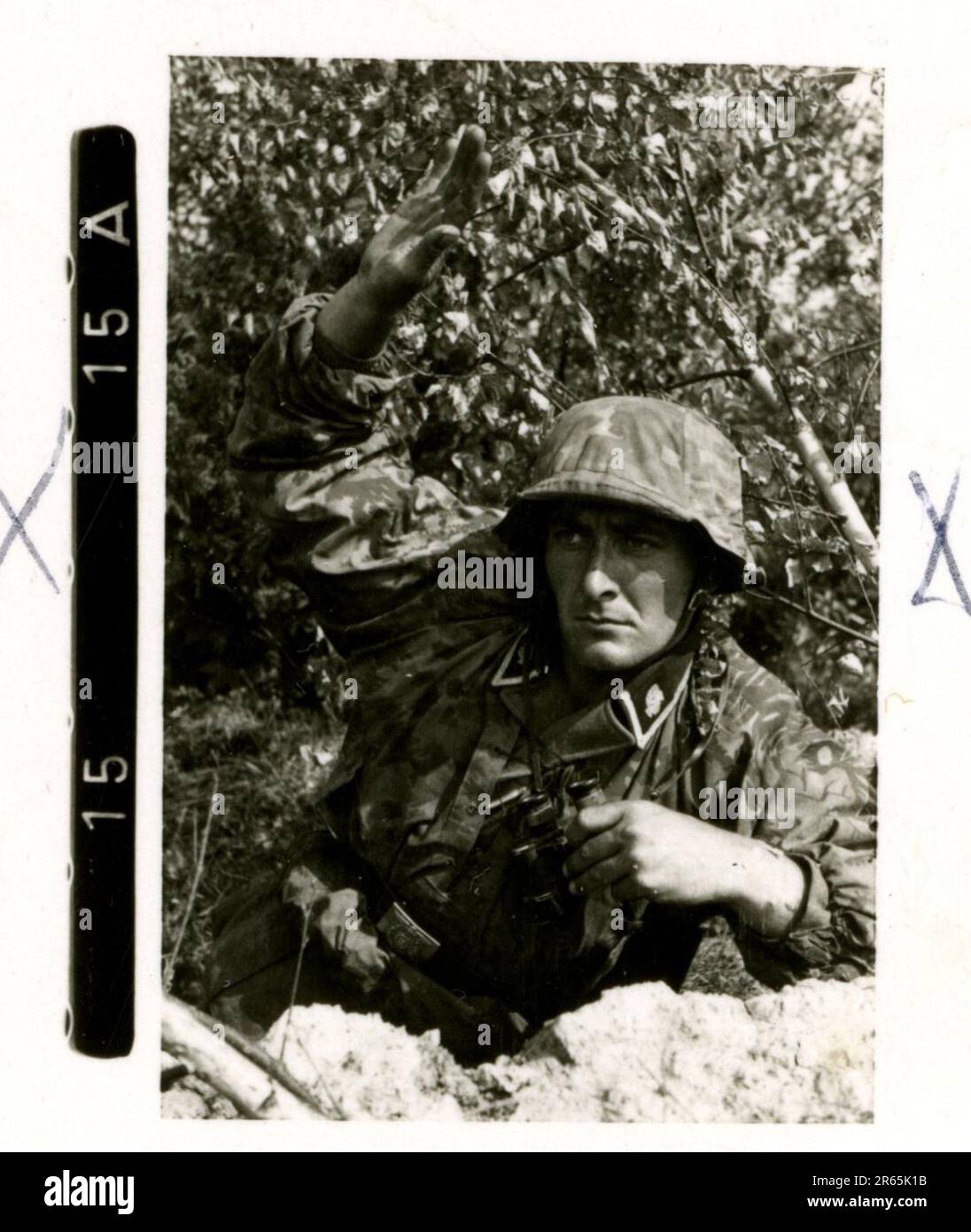 SS-Fotograf Baumann, Totenkopf Division, Russland 1941 Aufklärungseinheit von Wheeled, Fotos von Motorrädern, Flak-Gewehren, Gräbern, russischen Kriegsgefangenen und Dorfbewohnern, Fieseler FI 156 Storch, zerstörte russische Panzer und Ausrüstung, Brückenbau, im Fluss schwimmende Soldaten, Maschinengewehrmannschaft, Panzerabwehrmannschaft, Zeremonie der Unit Awards, Einheiten auf dem marsch, Artillerie von Halbschienen gezogen, Kfz-Wartungseinheit, Kriegsberichter-Aktivitäten, Feldbäckerei, Feldlazarett, Luftversorgung durch JU-52, Flugabwehrsucheinheit, Postamt und ein Focke-Wulf 189 (Eagle-Owl) im Flug. Ima Stockfoto