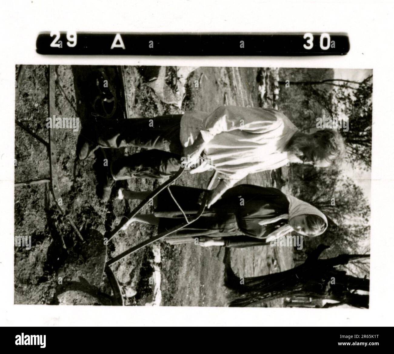 SS-Fotograf Baumann, Totenkopf Division, Russland 1941 Aufklärungseinheit von Wheeled, Fotos von Motorrädern, Flak-Gewehren, Gräbern, russischen Kriegsgefangenen und Dorfbewohnern, Fieseler FI 156 Storch, zerstörte russische Panzer und Ausrüstung, Brückenbau, im Fluss schwimmende Soldaten, Maschinengewehrmannschaft, Panzerabwehrmannschaft, Zeremonie der Unit Awards, Einheiten auf dem marsch, Artillerie von Halbschienen gezogen, Kfz-Wartungseinheit, Kriegsberichter-Aktivitäten, Feldbäckerei, Feldlazarett, Luftversorgung durch JU-52, Flugabwehrsucheinheit, Postamt und ein Focke-Wulf 189 (Eagle-Owl) im Flug. Ima Stockfoto