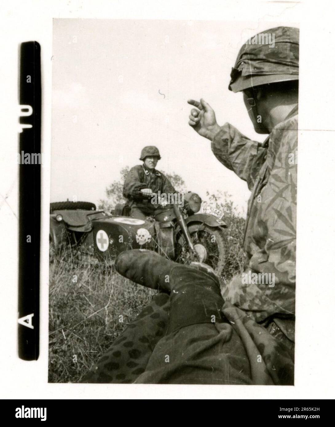 SS-Fotograf Baumann, Totenkopf Division, Russland 1941 Aufklärungseinheit von Wheeled, Fotos von Motorrädern, Flak-Gewehren, Gräbern, russischen Kriegsgefangenen und Dorfbewohnern, Fieseler FI 156 Storch, zerstörte russische Panzer und Ausrüstung, Brückenbau, im Fluss schwimmende Soldaten, Maschinengewehrmannschaft, Panzerabwehrmannschaft, Zeremonie der Unit Awards, Einheiten auf dem marsch, Artillerie von Halbschienen gezogen, Kfz-Wartungseinheit, Kriegsberichter-Aktivitäten, Feldbäckerei, Feldlazarett, Luftversorgung durch JU-52, Flugabwehrsucheinheit, Postamt und ein Focke-Wulf 189 (Eagle-Owl) im Flug. Ima Stockfoto