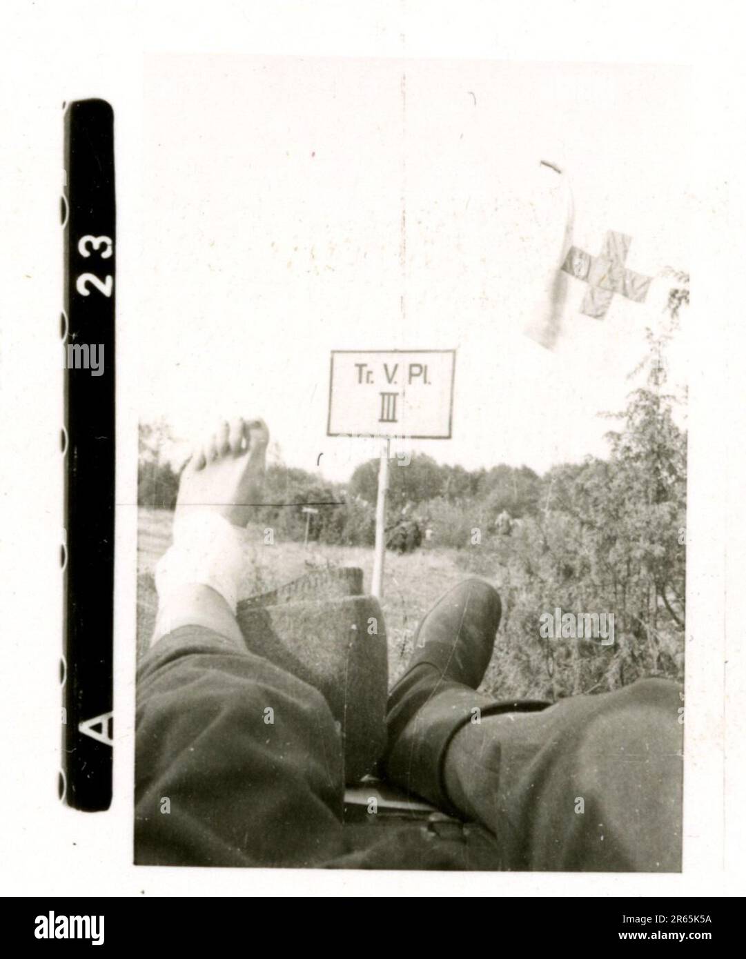 SS-Fotograf Baumann, Totenkopf Division, Russland 1941 Aufklärungseinheit von Wheeled, Fotos von Motorrädern, Flak-Gewehren, Gräbern, russischen Kriegsgefangenen und Dorfbewohnern, Fieseler FI 156 Storch, zerstörte russische Panzer und Ausrüstung, Brückenbau, im Fluss schwimmende Soldaten, Maschinengewehrmannschaft, Panzerabwehrmannschaft, Zeremonie der Unit Awards, Einheiten auf dem marsch, Artillerie von Halbschienen gezogen, Kfz-Wartungseinheit, Kriegsberichter-Aktivitäten, Feldbäckerei, Feldlazarett, Luftversorgung durch JU-52, Flugabwehrsucheinheit, Postamt und ein Focke-Wulf 189 (Eagle-Owl) im Flug. Ima Stockfoto
