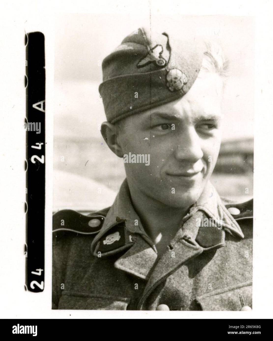 SS-Fotograf Baumann, Totenkopf Division, Russland 1941 Aufklärungseinheit von Wheeled, Fotos von Motorrädern, Flak-Gewehren, Gräbern, russischen Kriegsgefangenen und Dorfbewohnern, Fieseler FI 156 Storch, zerstörte russische Panzer und Ausrüstung, Brückenbau, im Fluss schwimmende Soldaten, Maschinengewehrmannschaft, Panzerabwehrmannschaft, Zeremonie der Unit Awards, Einheiten auf dem marsch, Artillerie von Halbschienen gezogen, Kfz-Wartungseinheit, Kriegsberichter-Aktivitäten, Feldbäckerei, Feldlazarett, Luftversorgung durch JU-52, Flugabwehrsucheinheit, Postamt und ein Focke-Wulf 189 (Eagle-Owl) im Flug. Ima Stockfoto